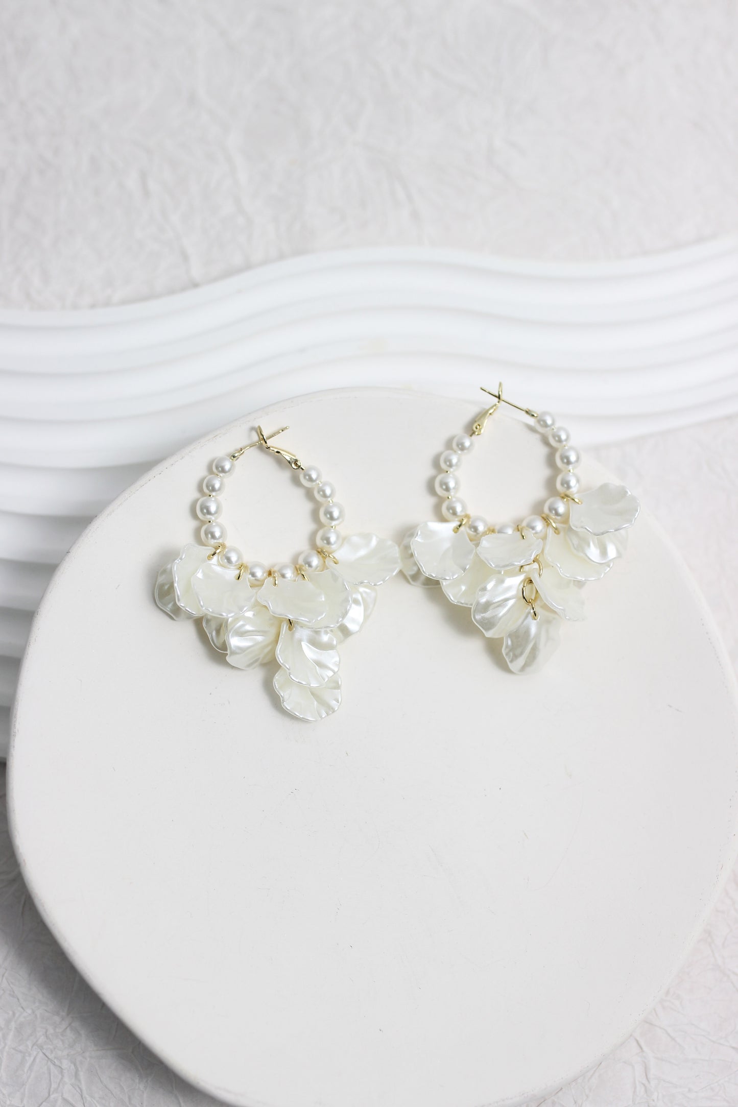 A2411QINL71236 - Elegant Pearl and Shell Drop Hoop Earrings