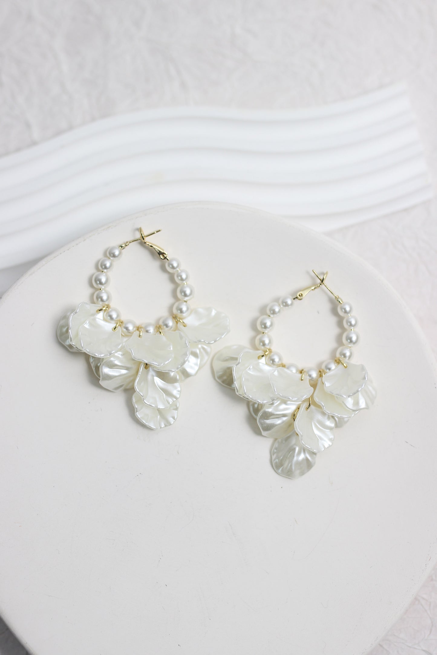 A2411QINL71236 - Elegant Pearl and Shell Drop Hoop Earrings
