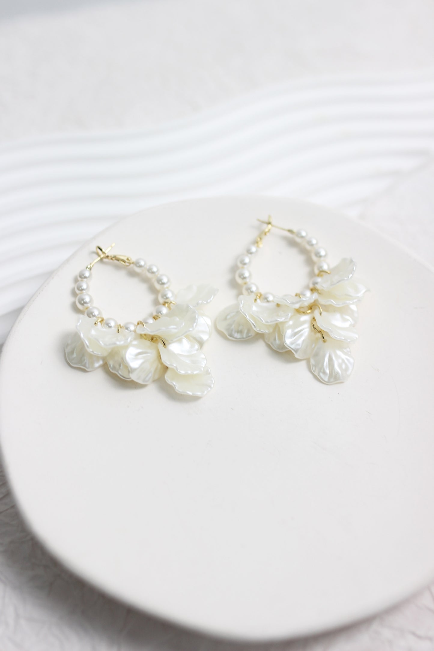 A2411QINL71236 - Elegant Pearl and Shell Drop Hoop Earrings