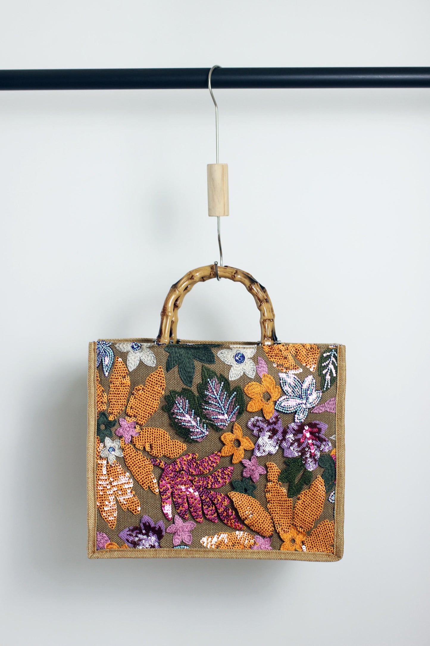 A2412BW22559 - Elegant Burlap Handbag with Floral Embroidery and Bamboo Handle