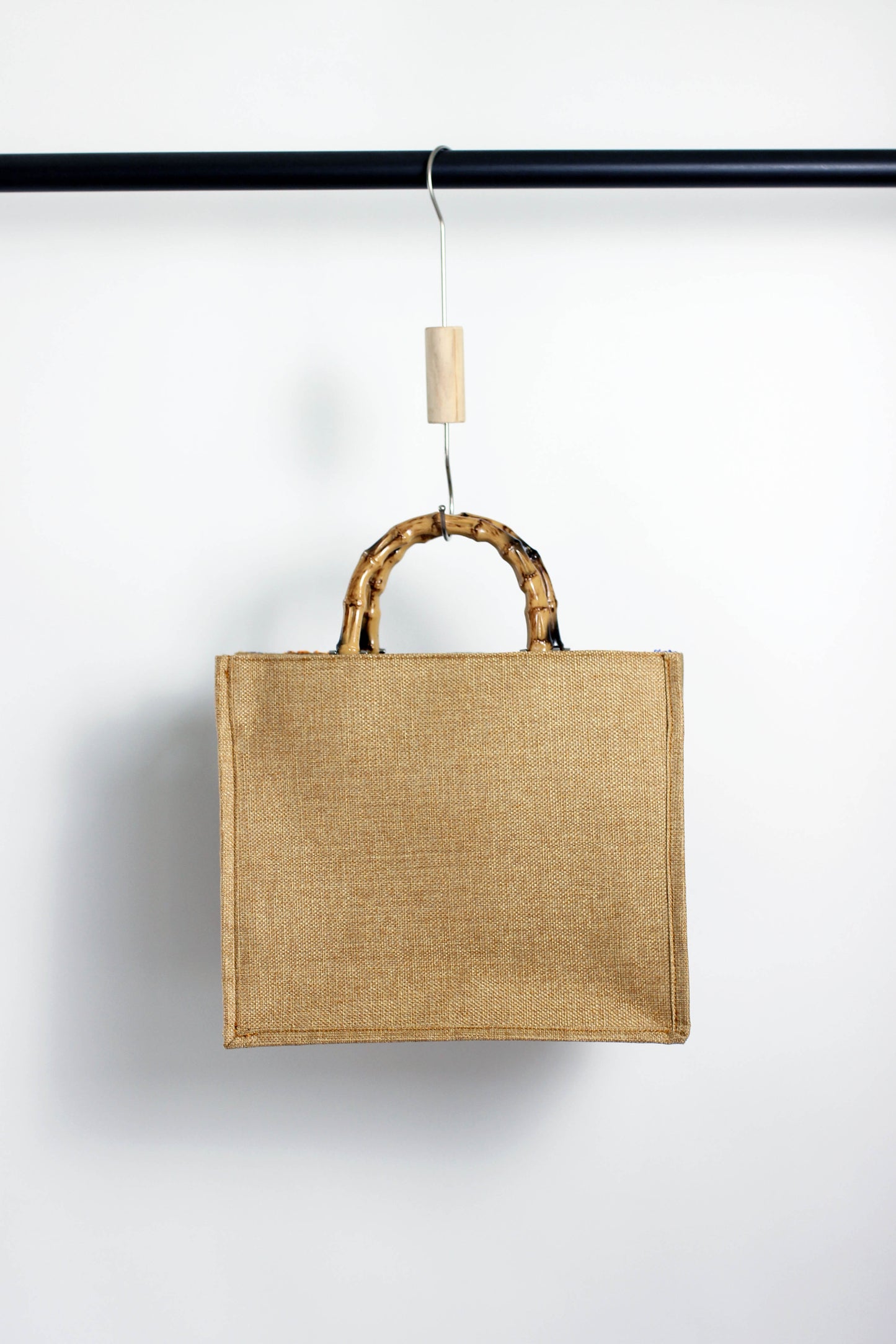 A2412BW22559 - Elegant Burlap Handbag with Floral Embroidery and Bamboo Handle