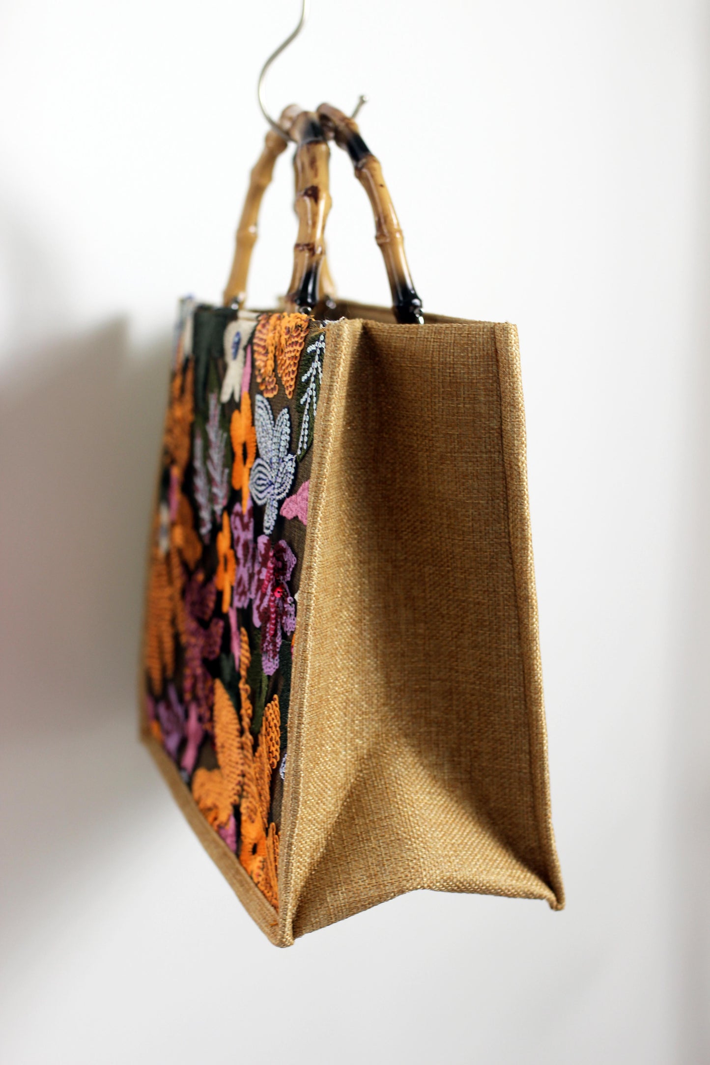 A2412BW22559 - Elegant Burlap Handbag with Floral Embroidery and Bamboo Handle