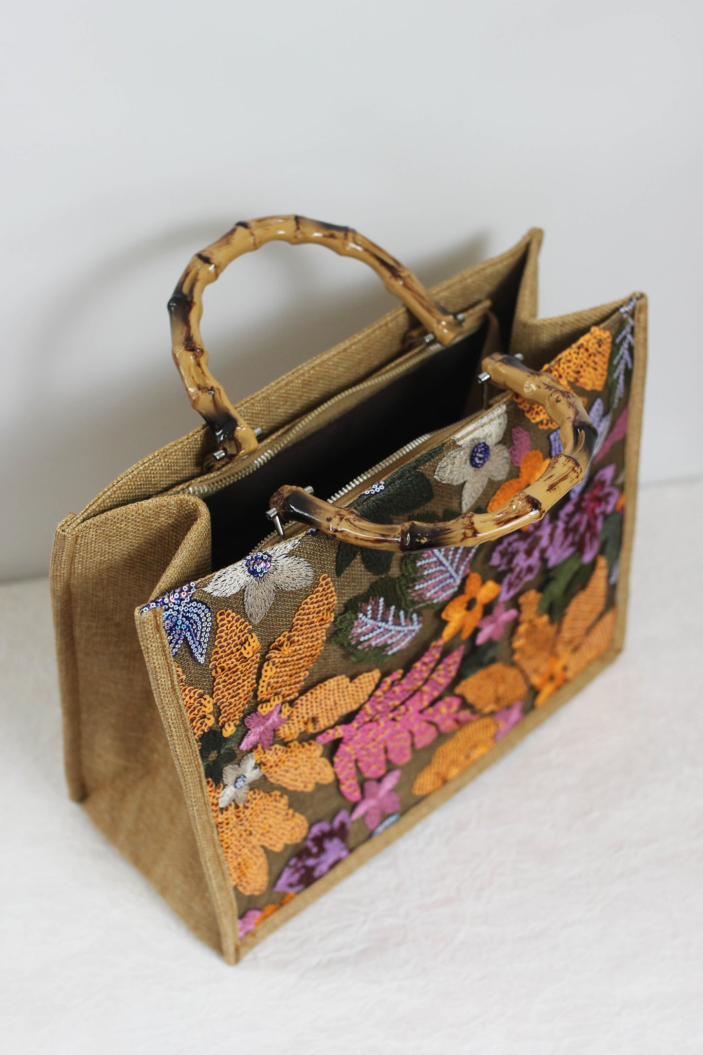 A2412BW22559 - Elegant Burlap Handbag with Floral Embroidery and Bamboo Handle