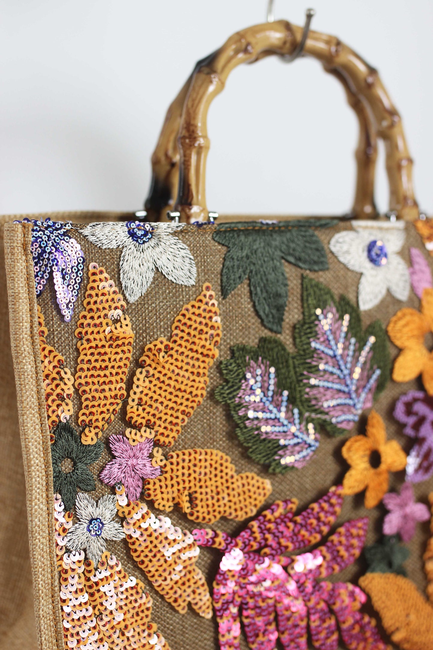 A2412BW22559 - Elegant Burlap Handbag with Floral Embroidery and Bamboo Handle