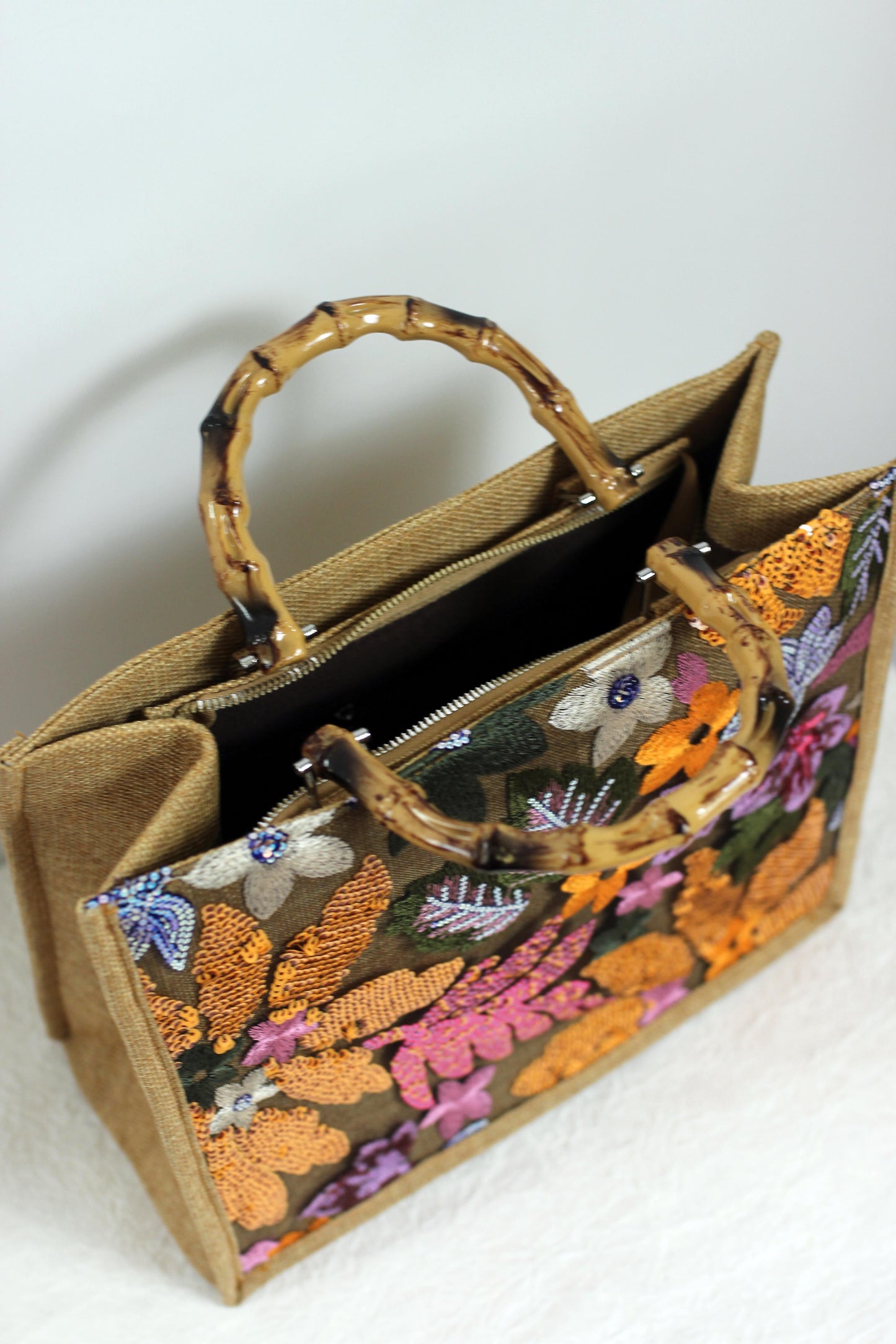 A2412BW22559 - Elegant Burlap Handbag with Floral Embroidery and Bamboo Handle