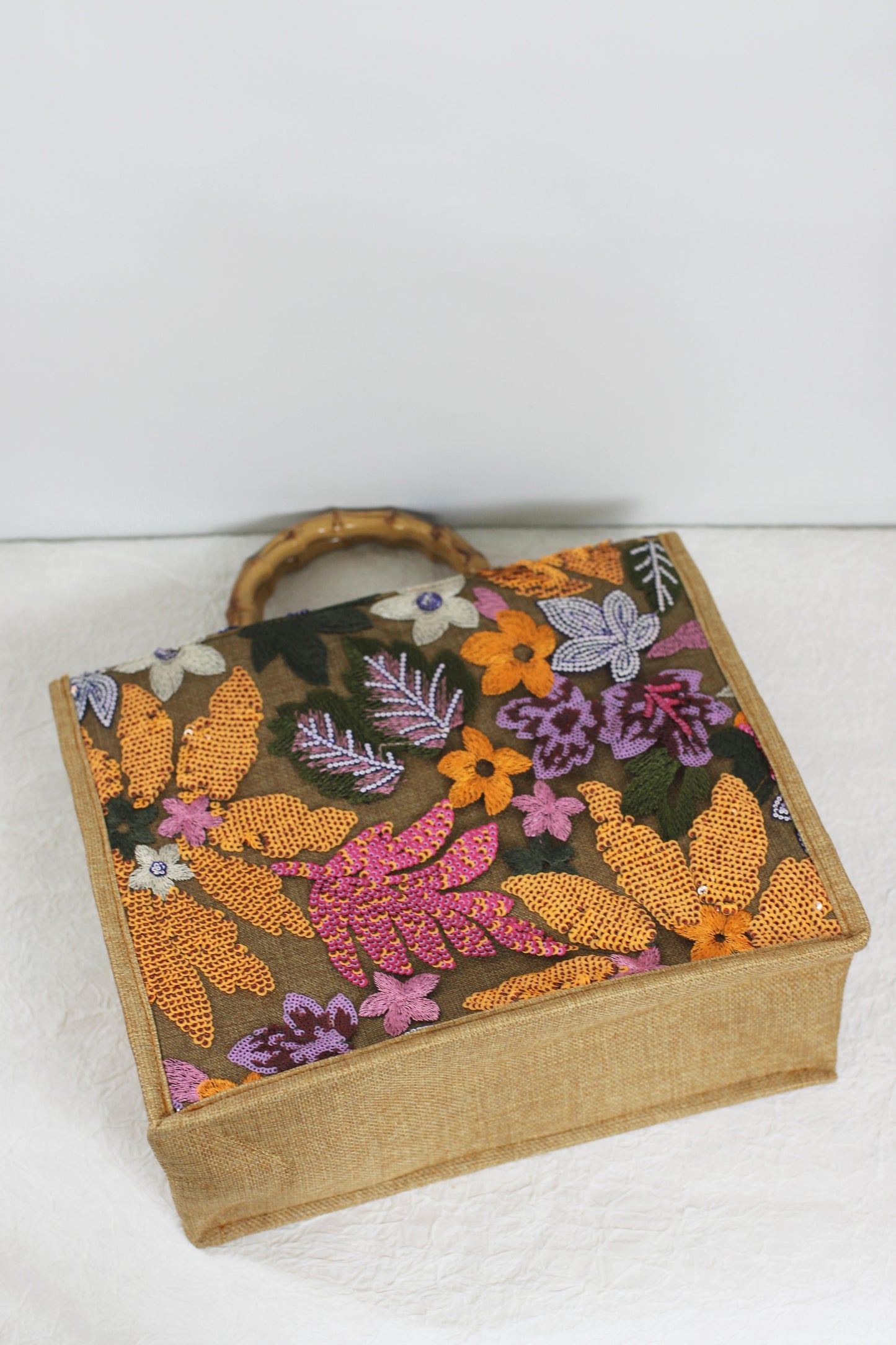 A2412BW22559 - Elegant Burlap Handbag with Floral Embroidery and Bamboo Handle