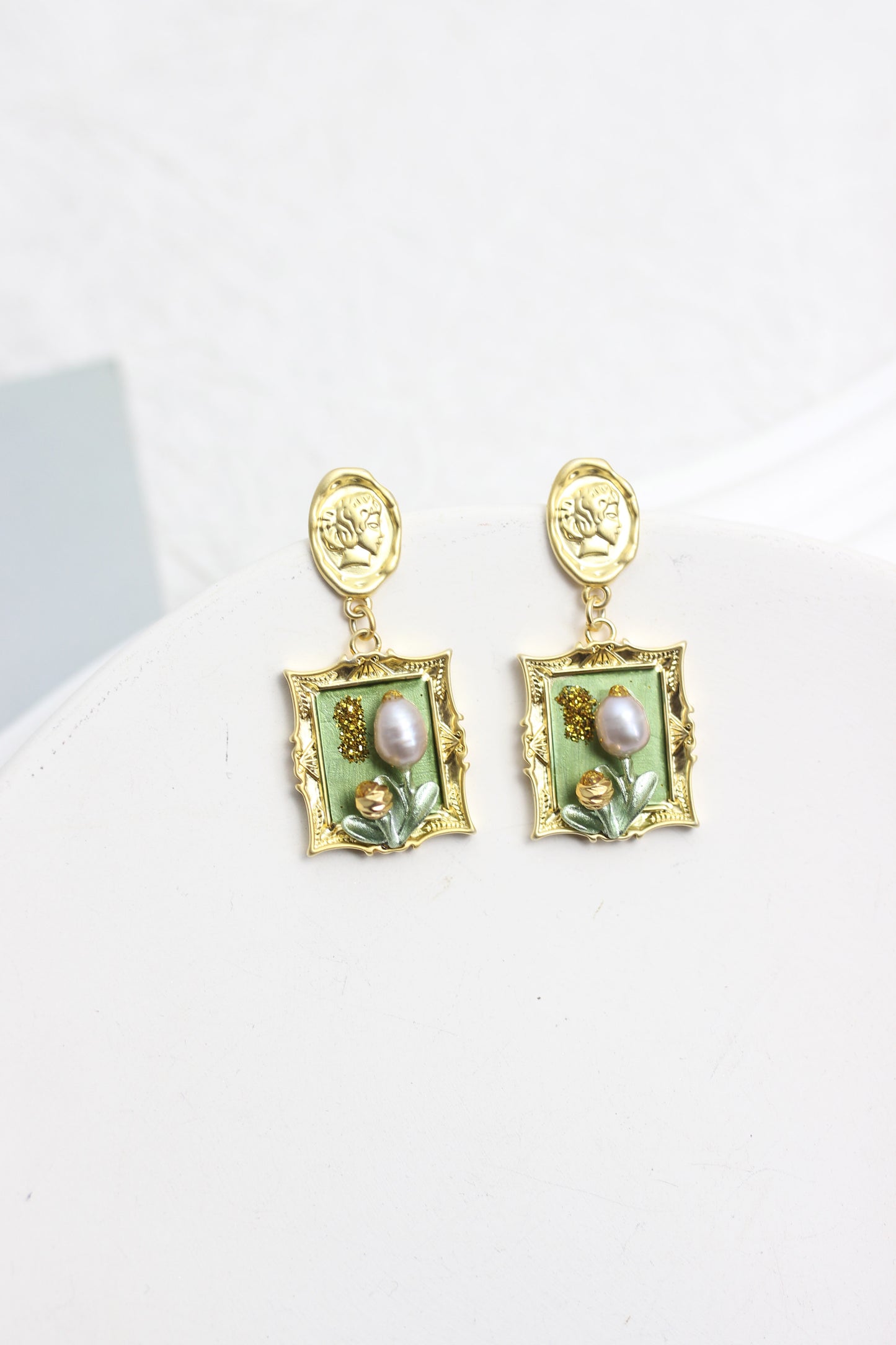 A2412HANF26016 - Vintage Pearl Floral Frame Drop Earrings