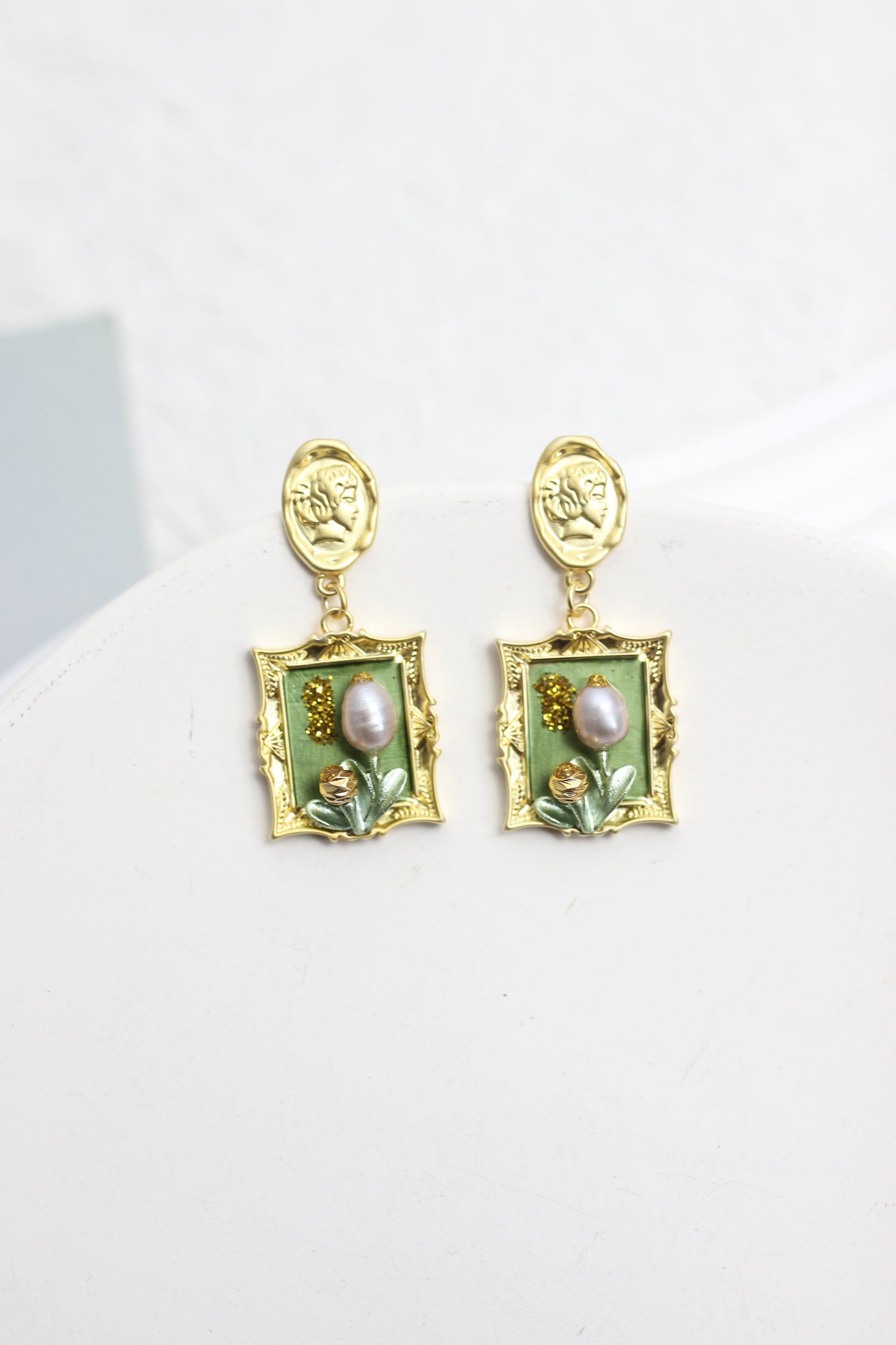 A2412HANF26016 - Vintage Pearl Floral Frame Drop Earrings