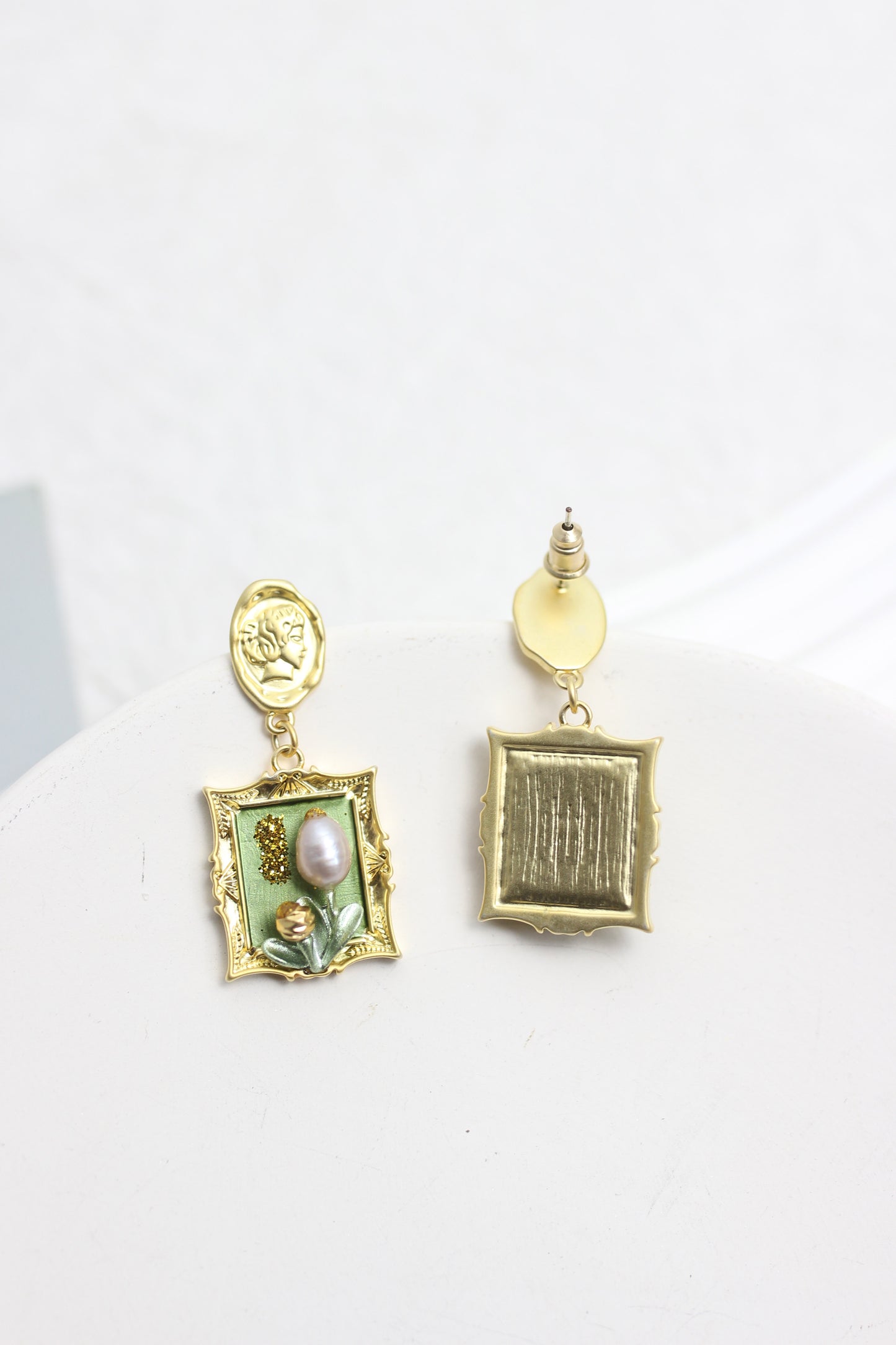 A2412HANF26016 - Vintage Pearl Floral Frame Drop Earrings