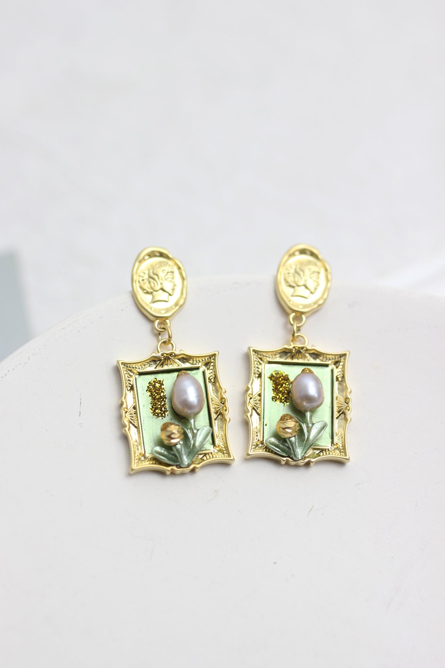 A2412HANF26016 - Vintage Pearl Floral Frame Drop Earrings