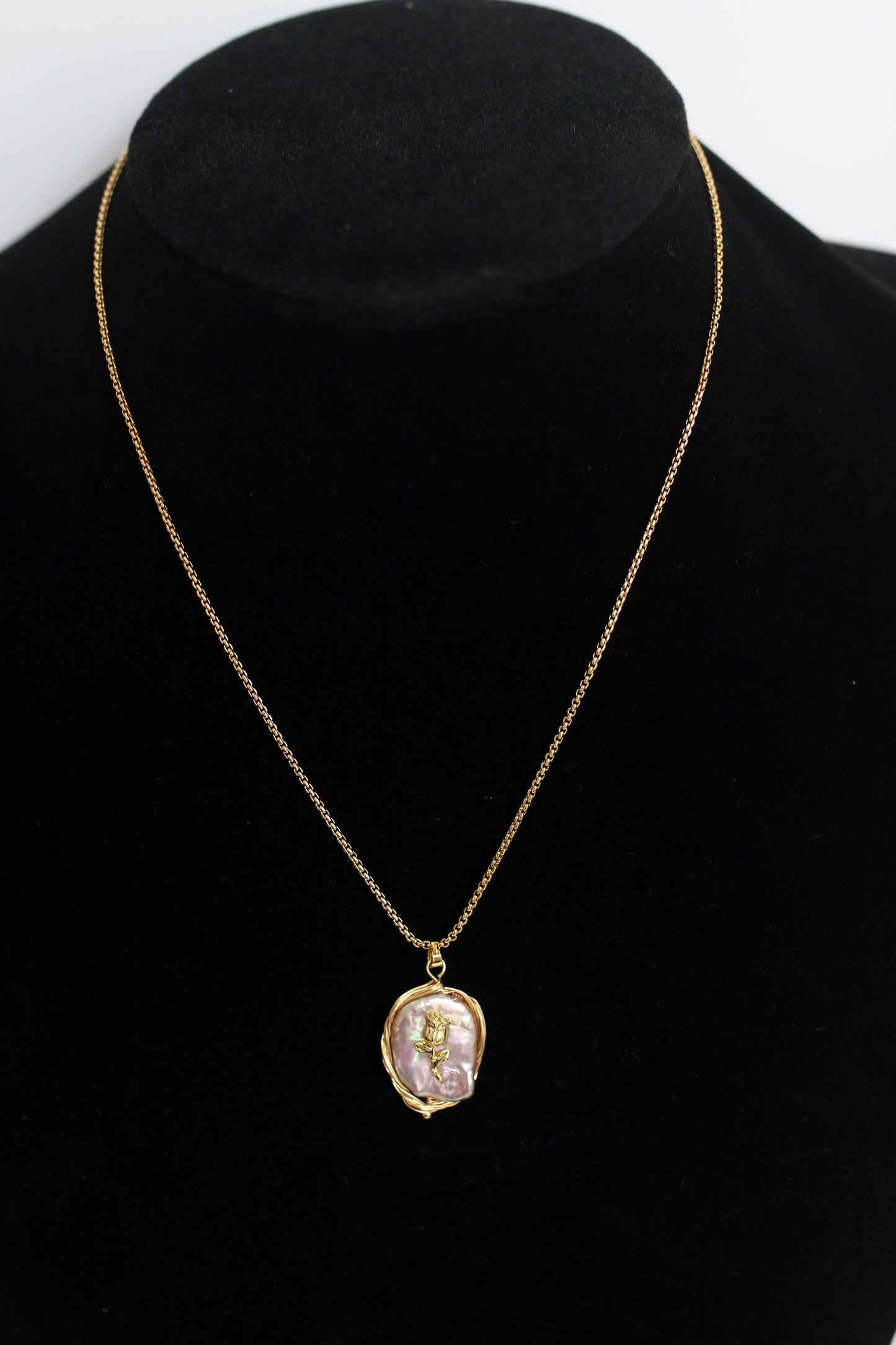 A2412HANF98228 - Elegant Pearl & Copper Pendant Necklace