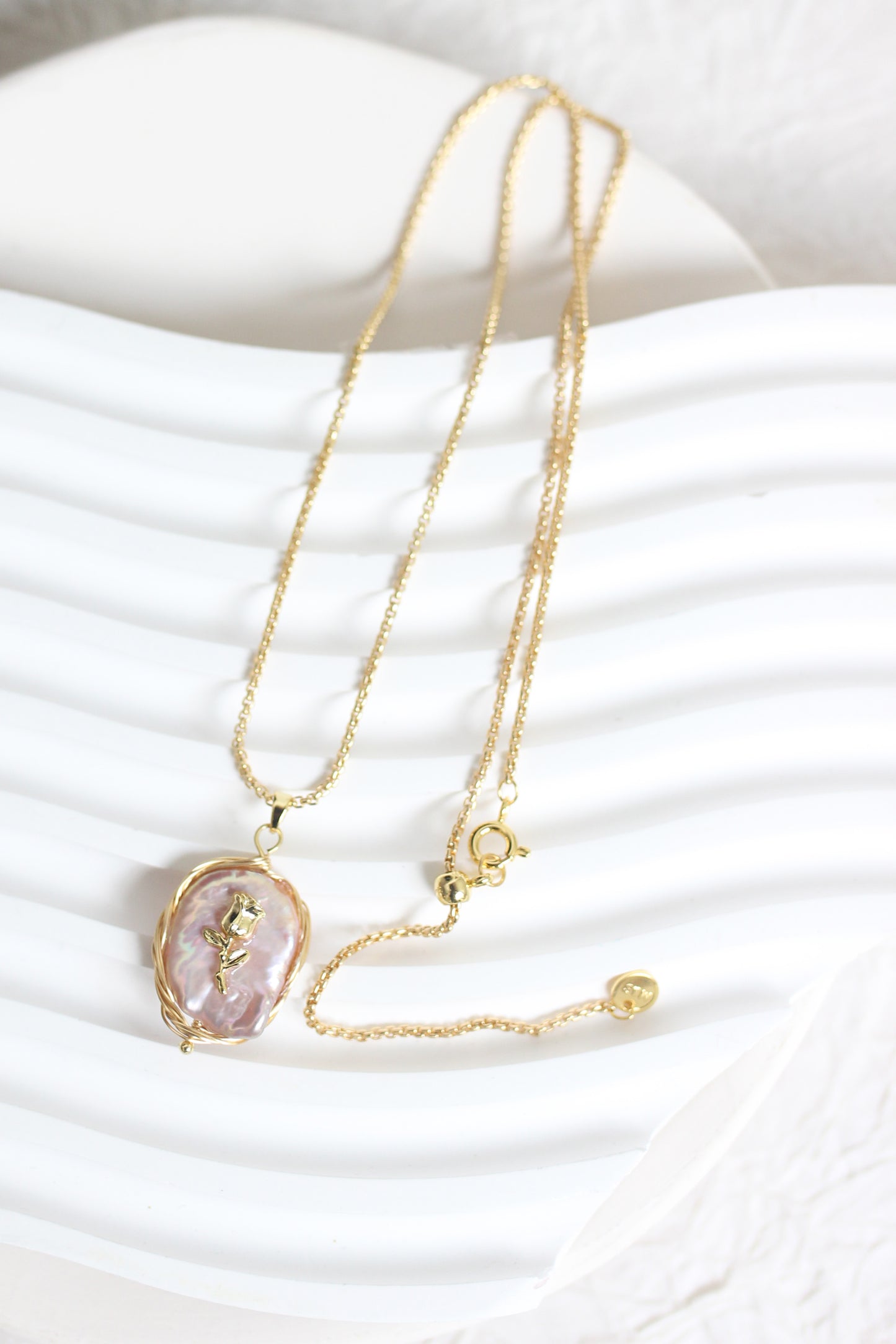 A2412HANF98228 - Elegant Pearl & Copper Pendant Necklace