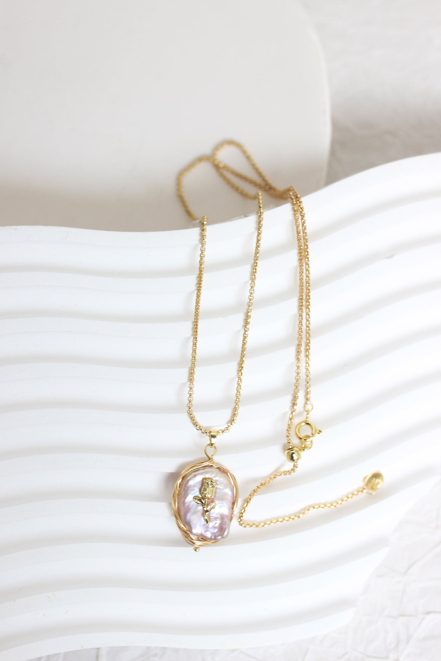 A2412HANF98228 - Elegant Pearl & Copper Pendant Necklace