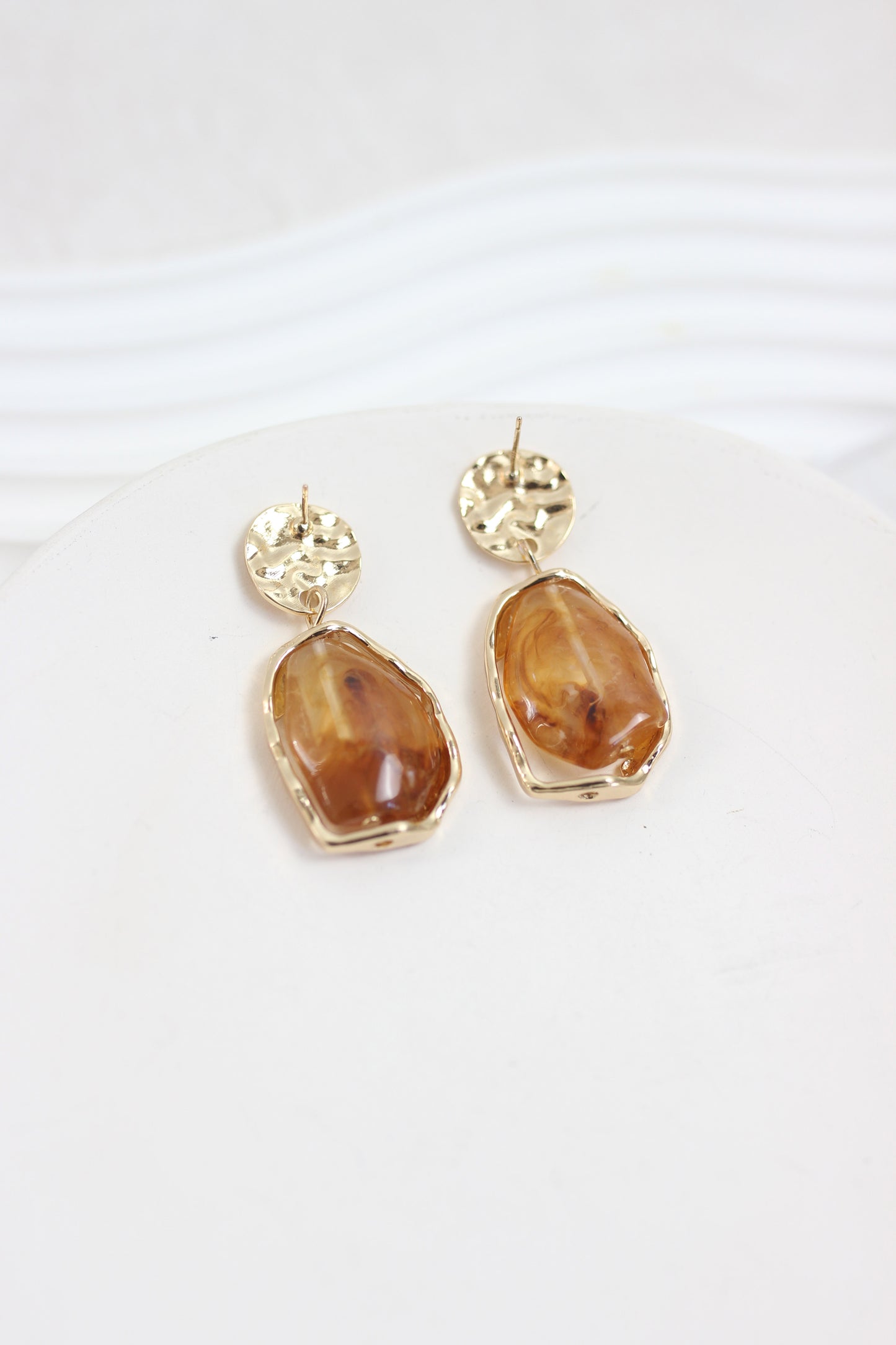 A2412LS98598 - Gold-Plated Abstract Resin Drop Earrings