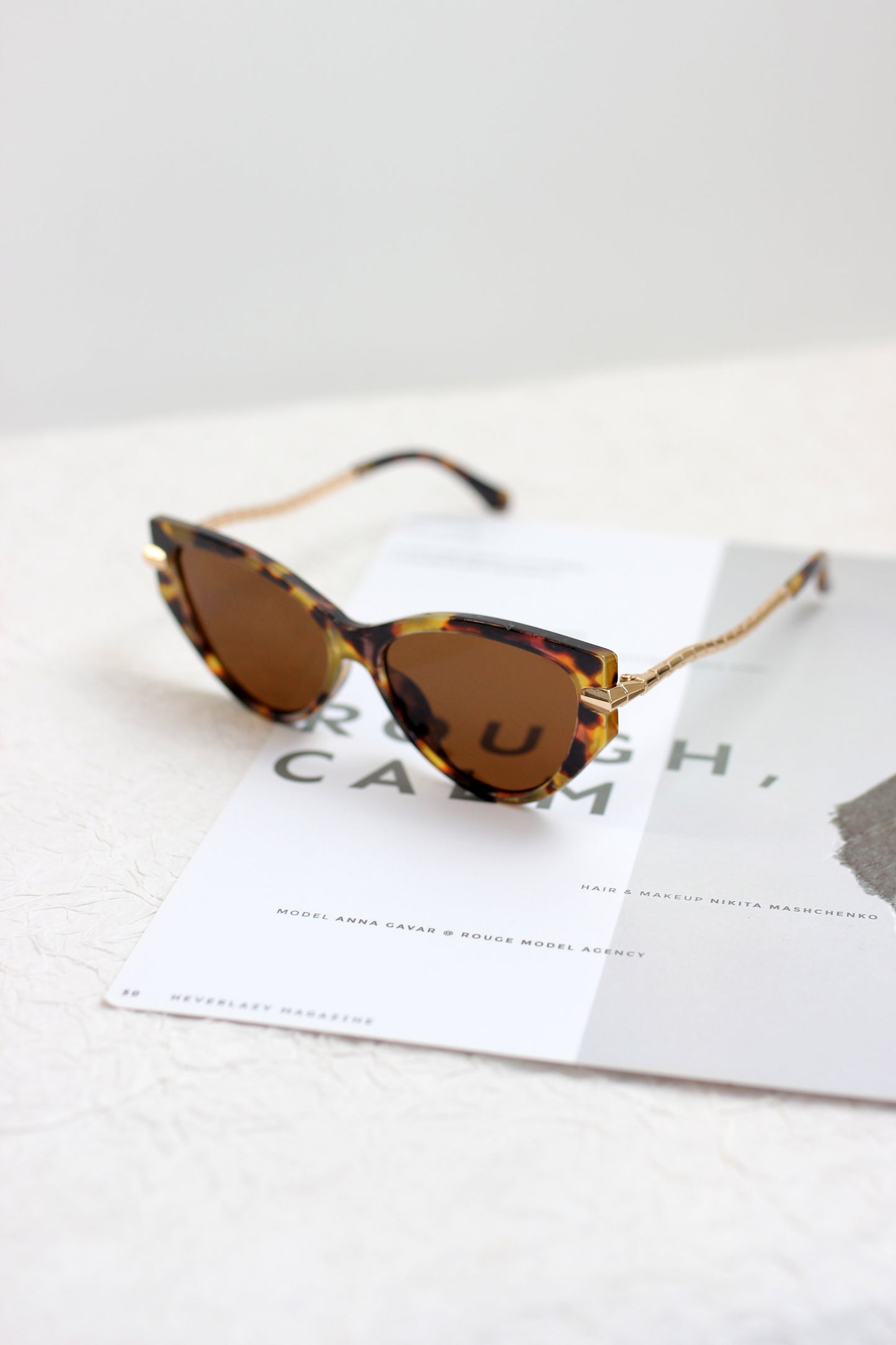A2501YTGX29085 - Retro Cat-Eye Sunglasses with Gold Accents