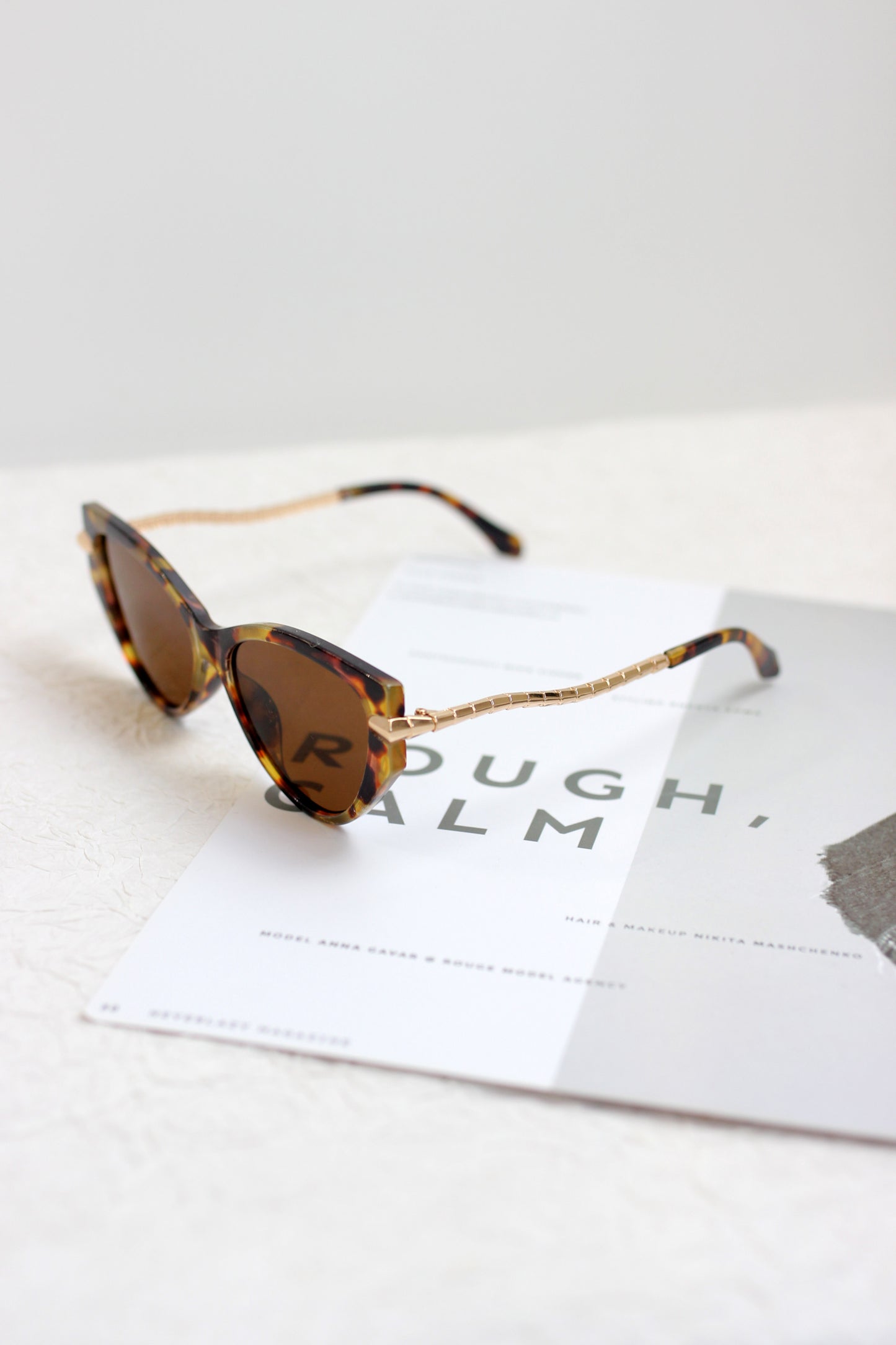 A2501YTGX29085 - Retro Cat-Eye Sunglasses with Gold Accents