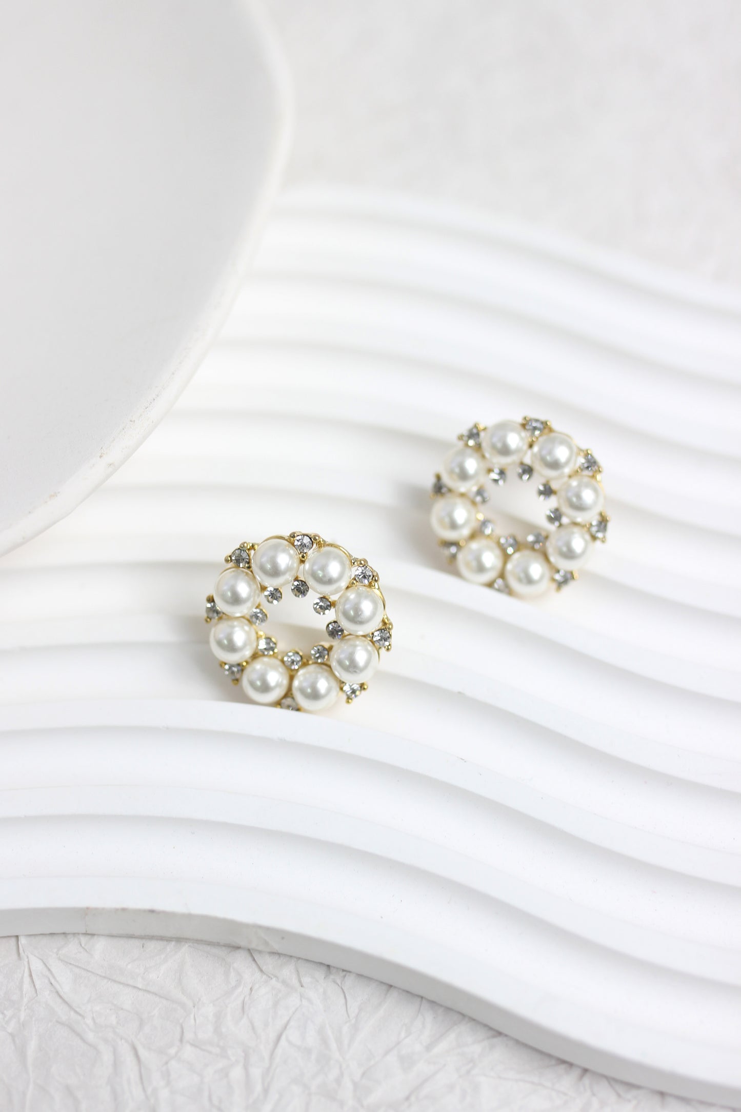 A2502HANF49899 - Elegant Pearl and Rhinestone Round Stud Earrings