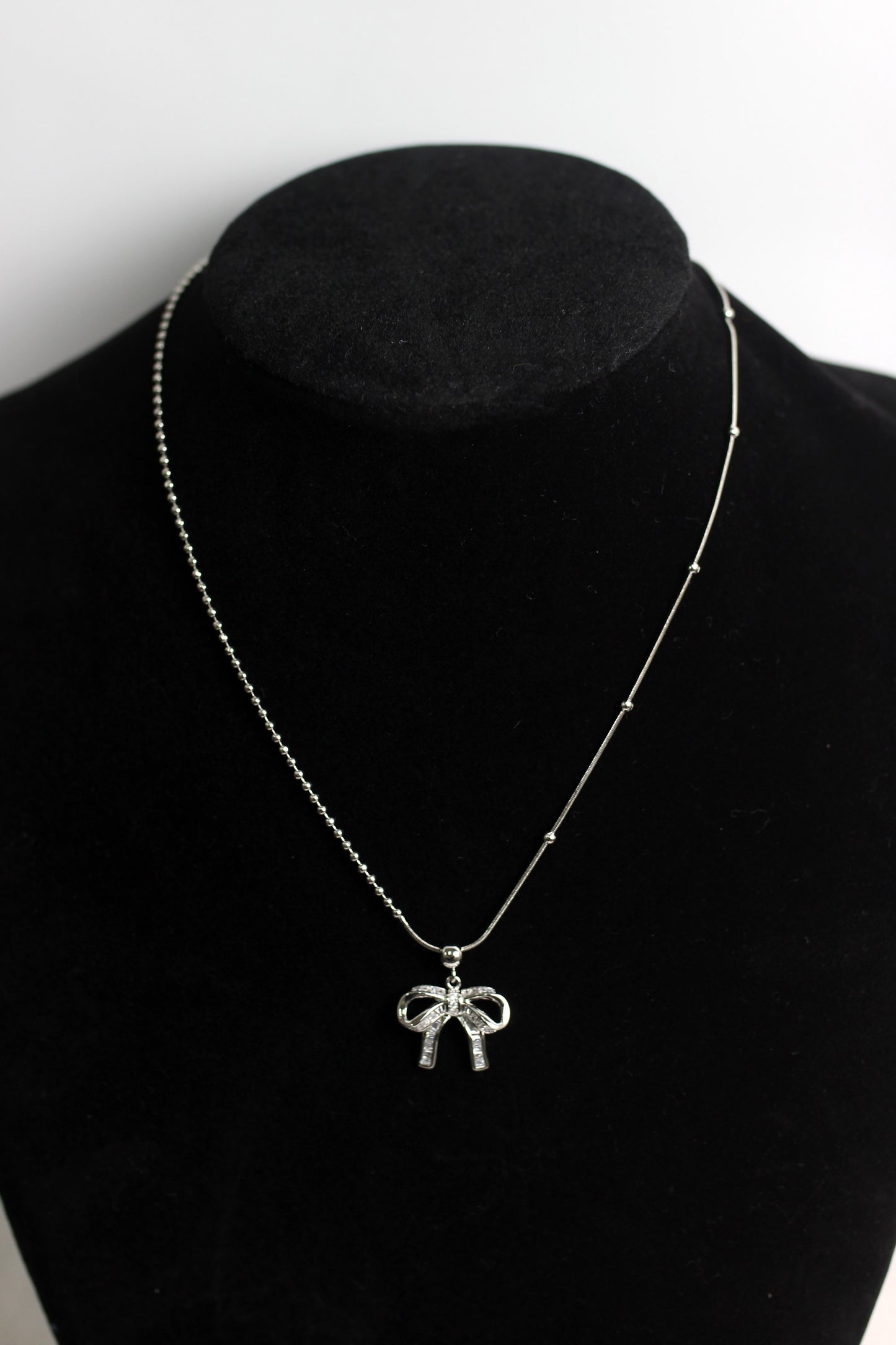 A2502HANF96297 - Elegant Silver Bow Pendant Necklace