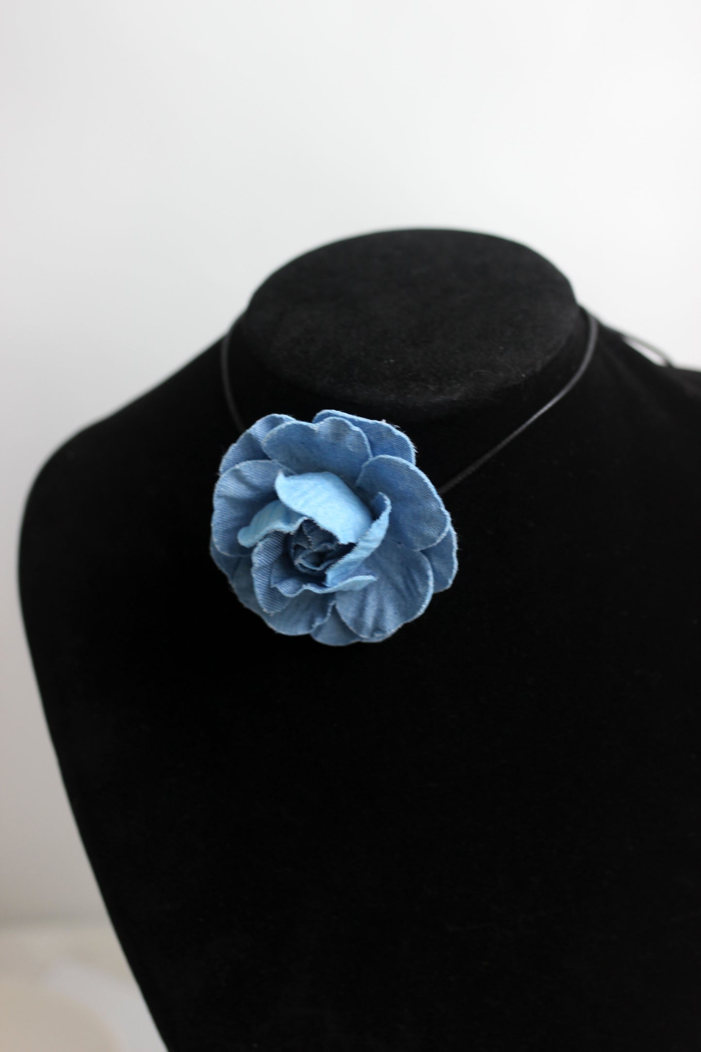 A2502XX34890 - Floral Ribbon Choker Necklace