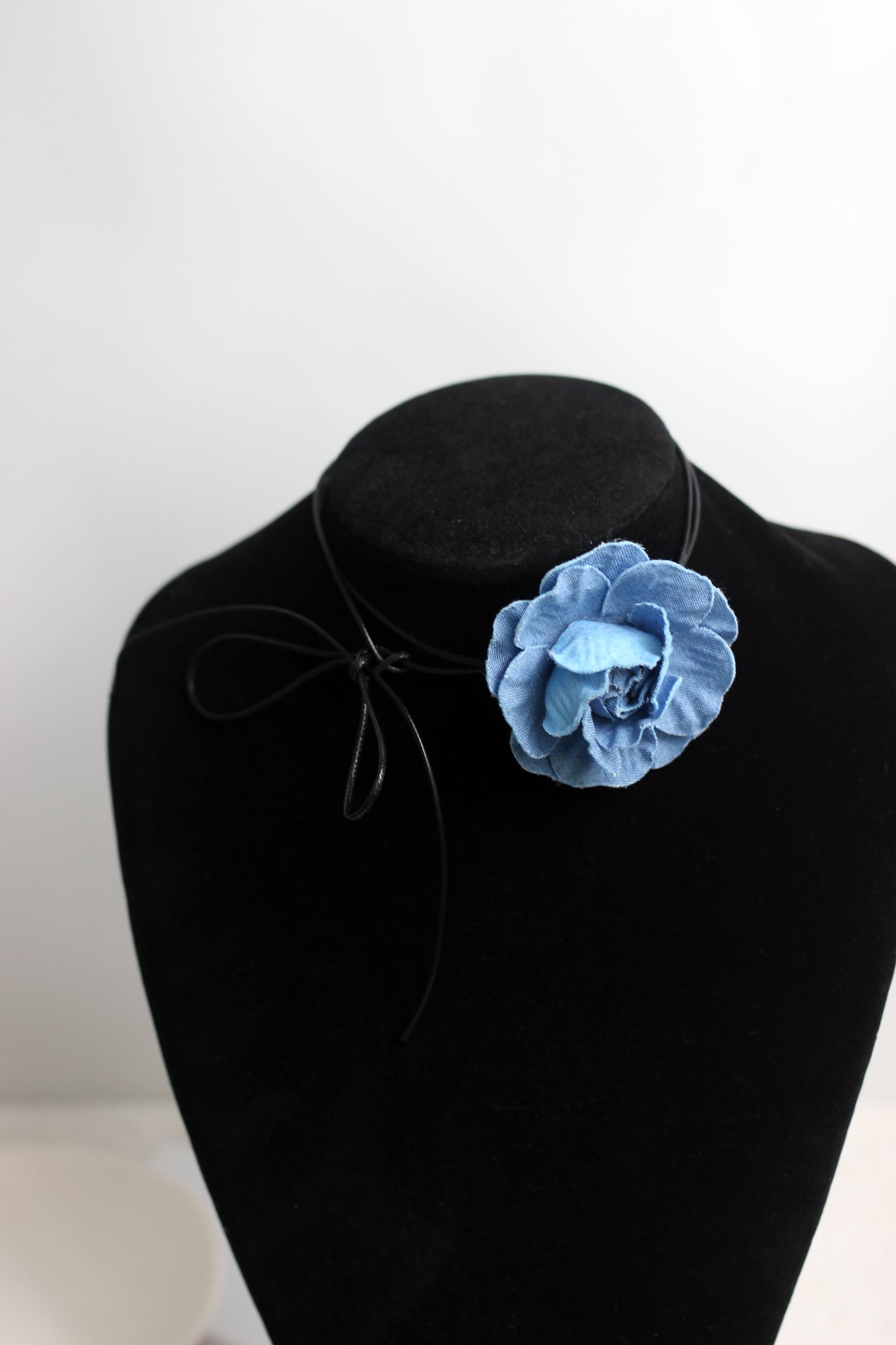 A2502XX34890 - Floral Ribbon Choker Necklace