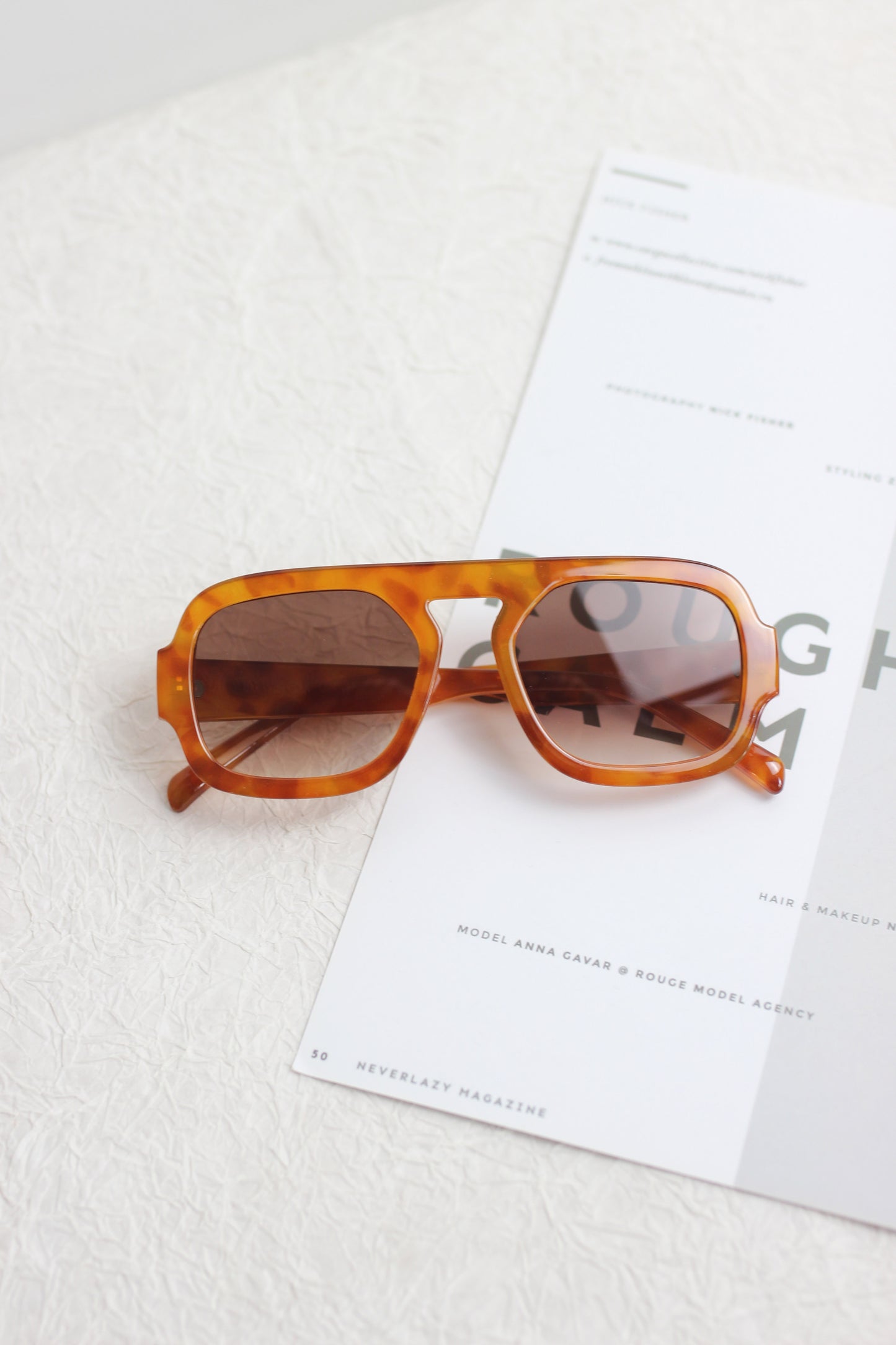 A2502XYYJ51931 - Vintage Square Tortoise Shell Sunglasses