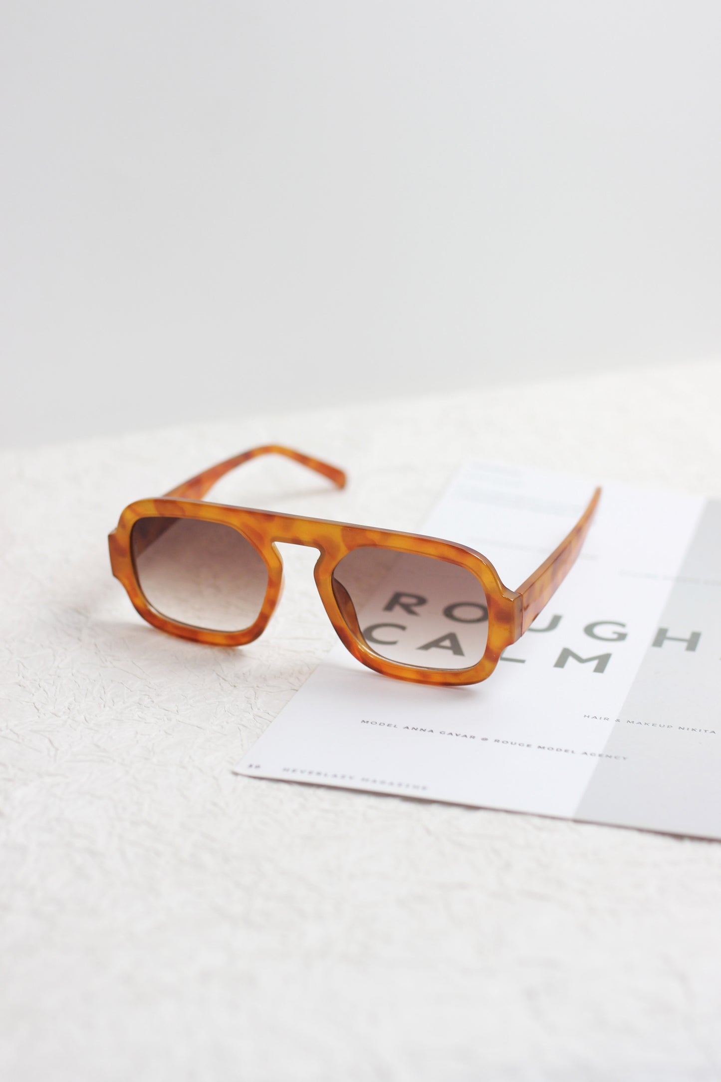 A2502XYYJ51931 - Vintage Square Tortoise Shell Sunglasses
