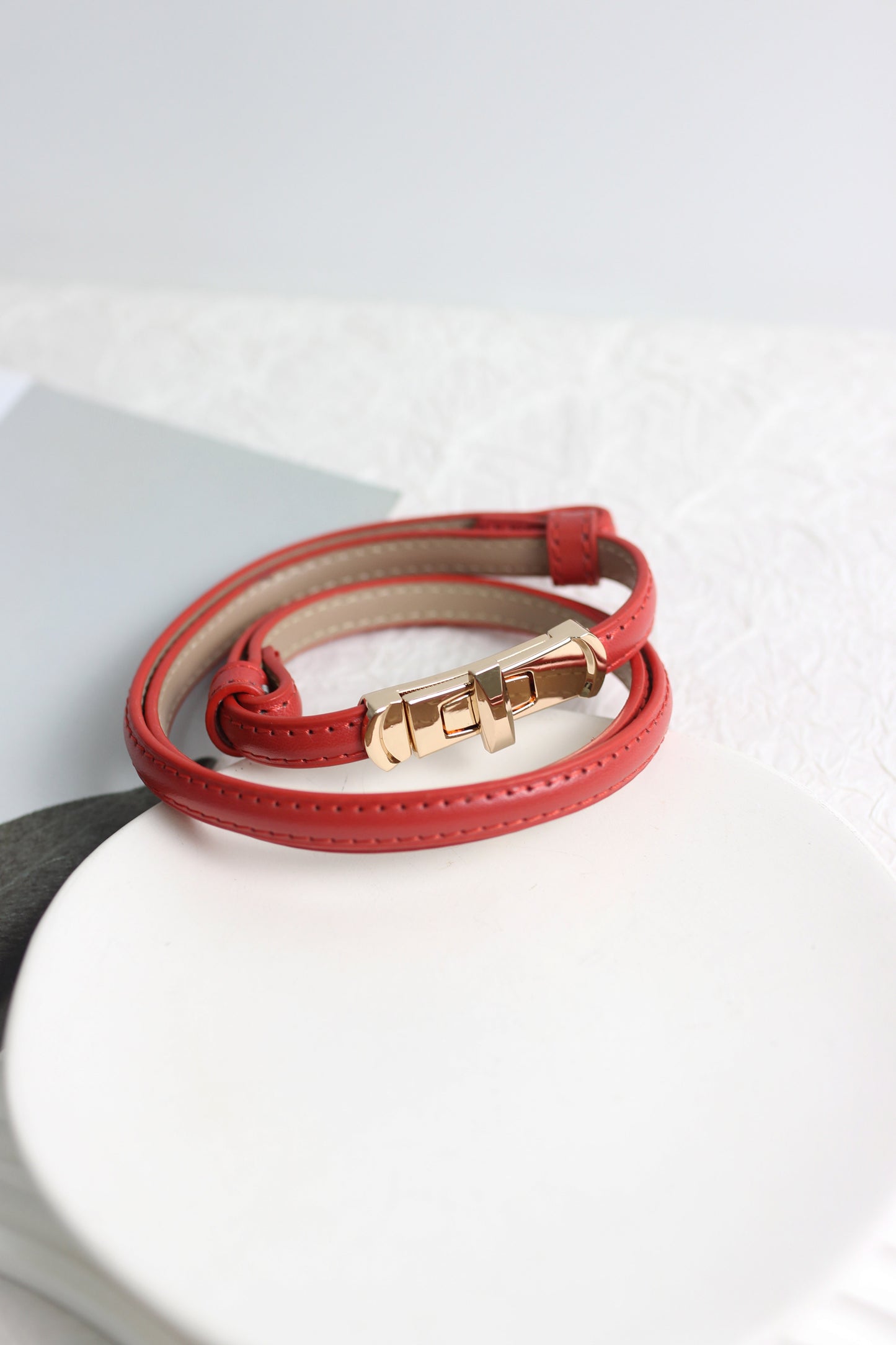 A2503BL53245 - Elegant Twist-Lock Skinny Leather Belt