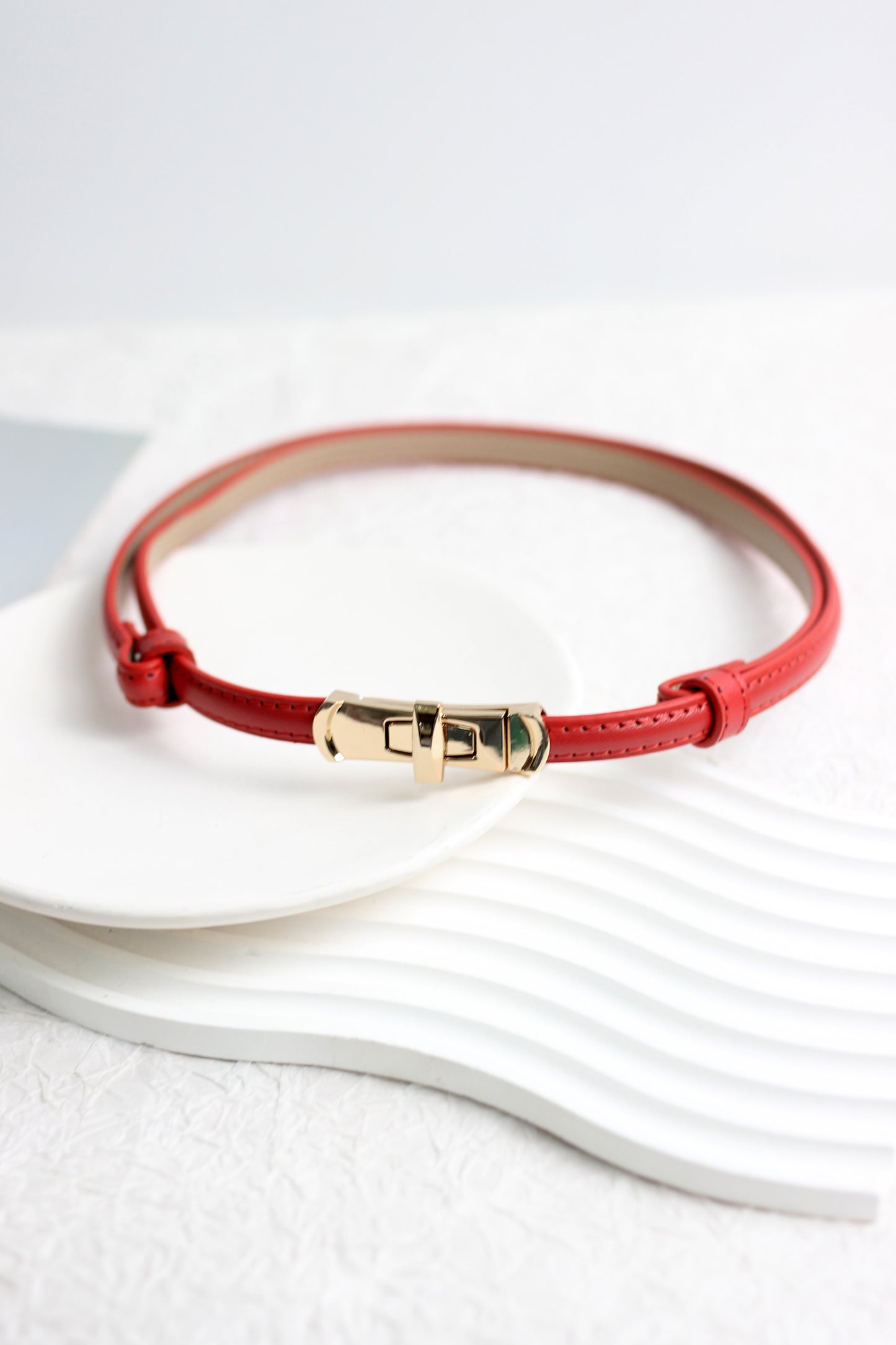 A2503BL53245 - Elegant Twist-Lock Skinny Leather Belt