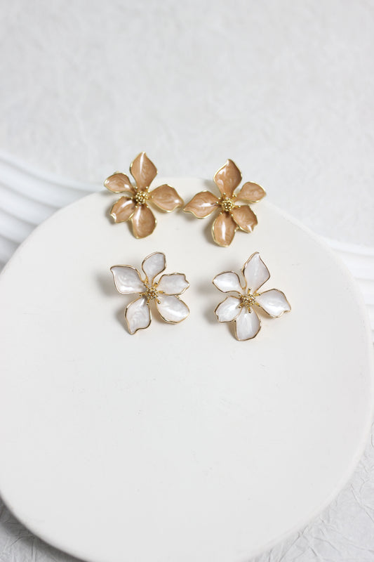 A2503DN82641 - Floral Enamel Stud Earrings