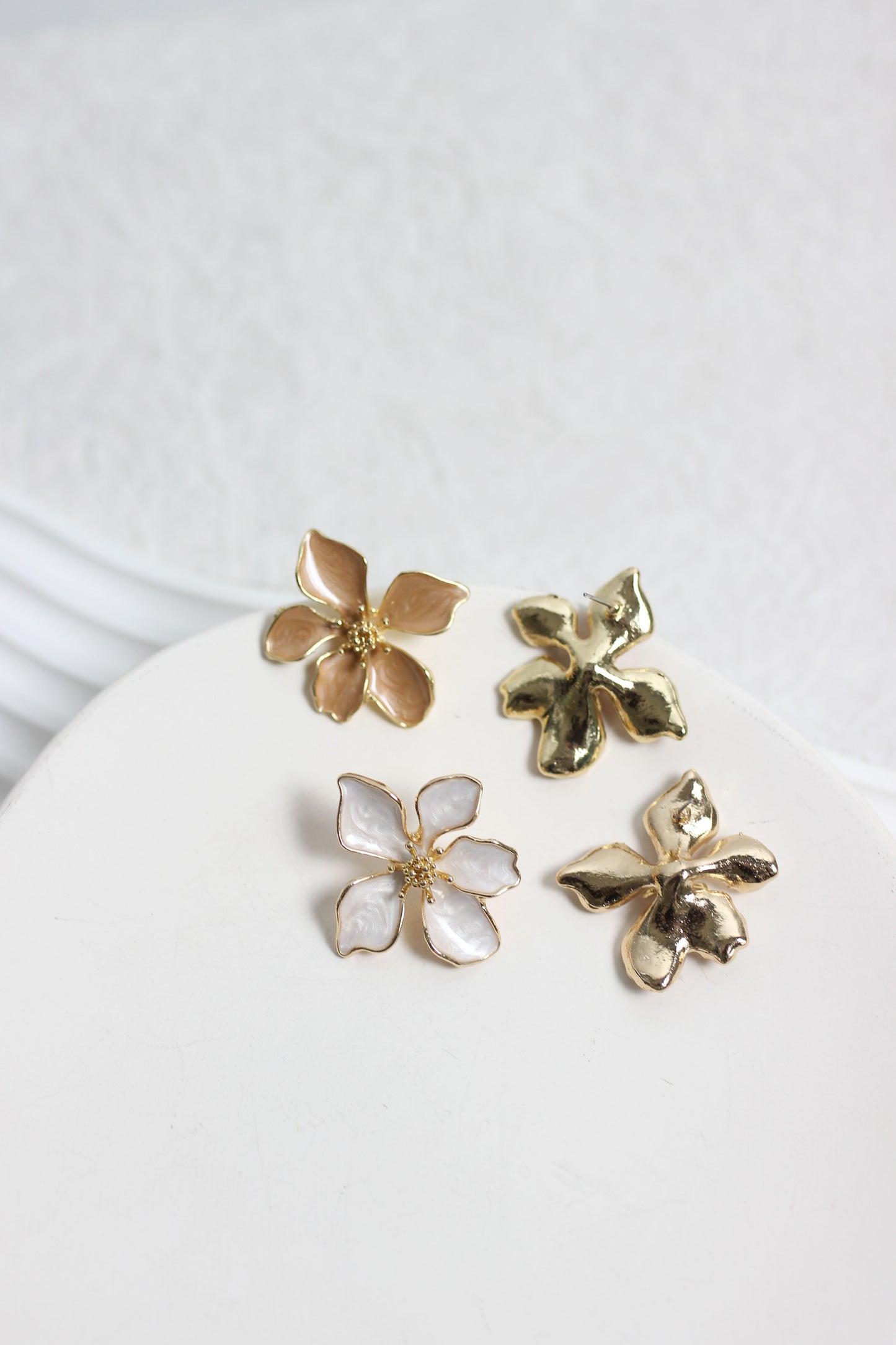 A2503DN82641 - Floral Enamel Stud Earrings