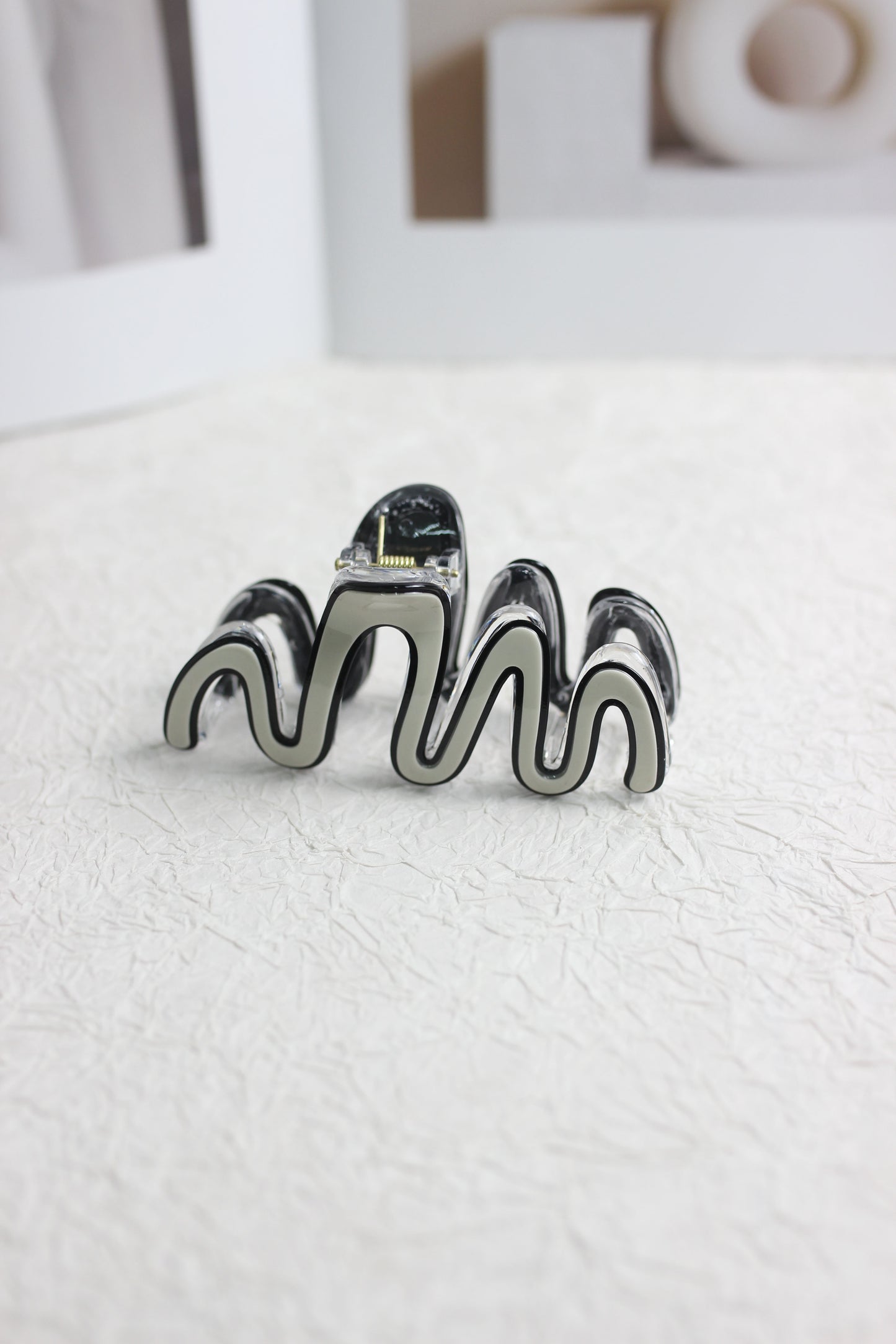 A2503DW22080 - Wave Design Acrylic Hair Claw Clip
