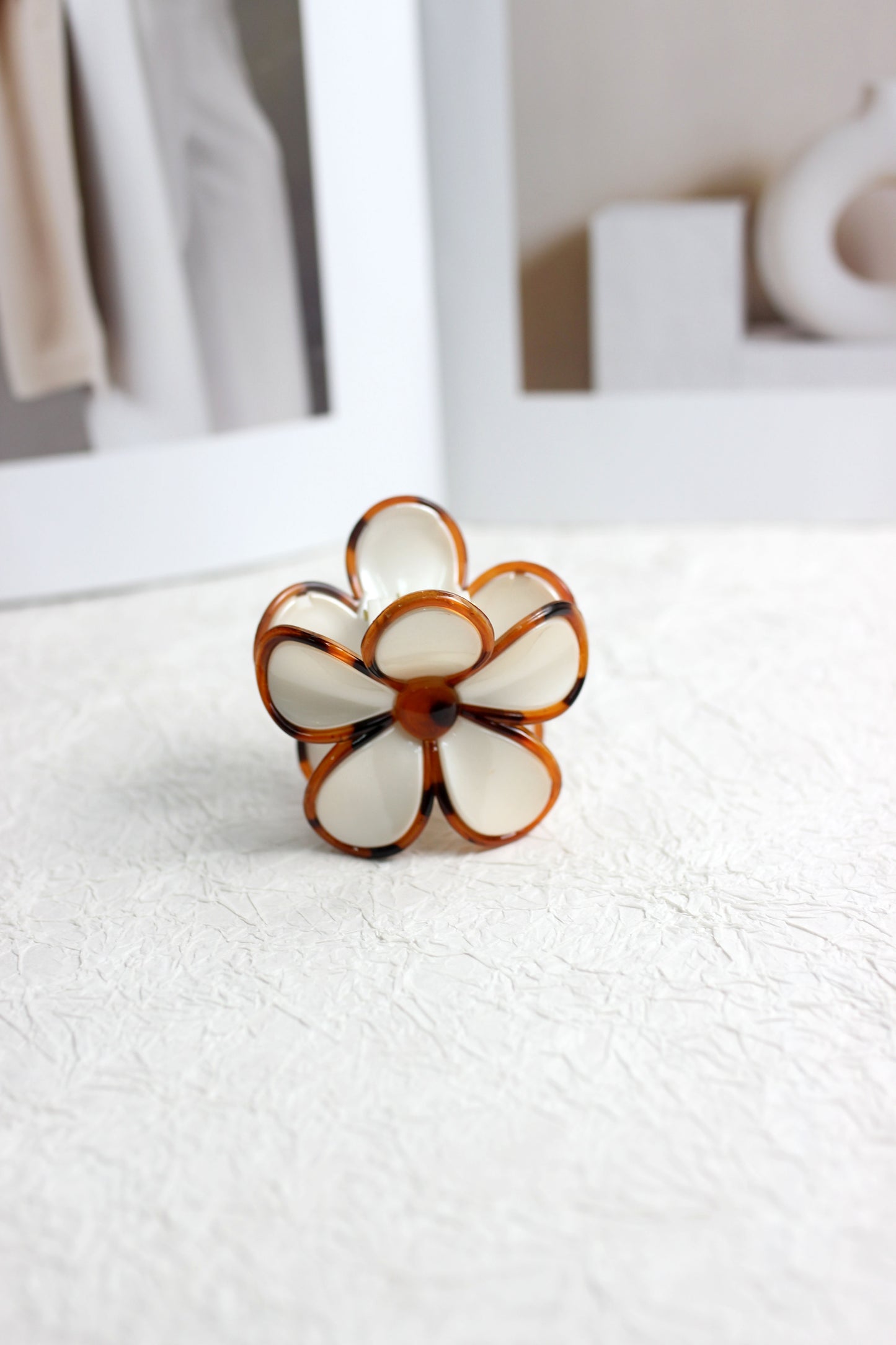 A2503ST57645 - Retro Floral Acrylic Hair Claw Clip