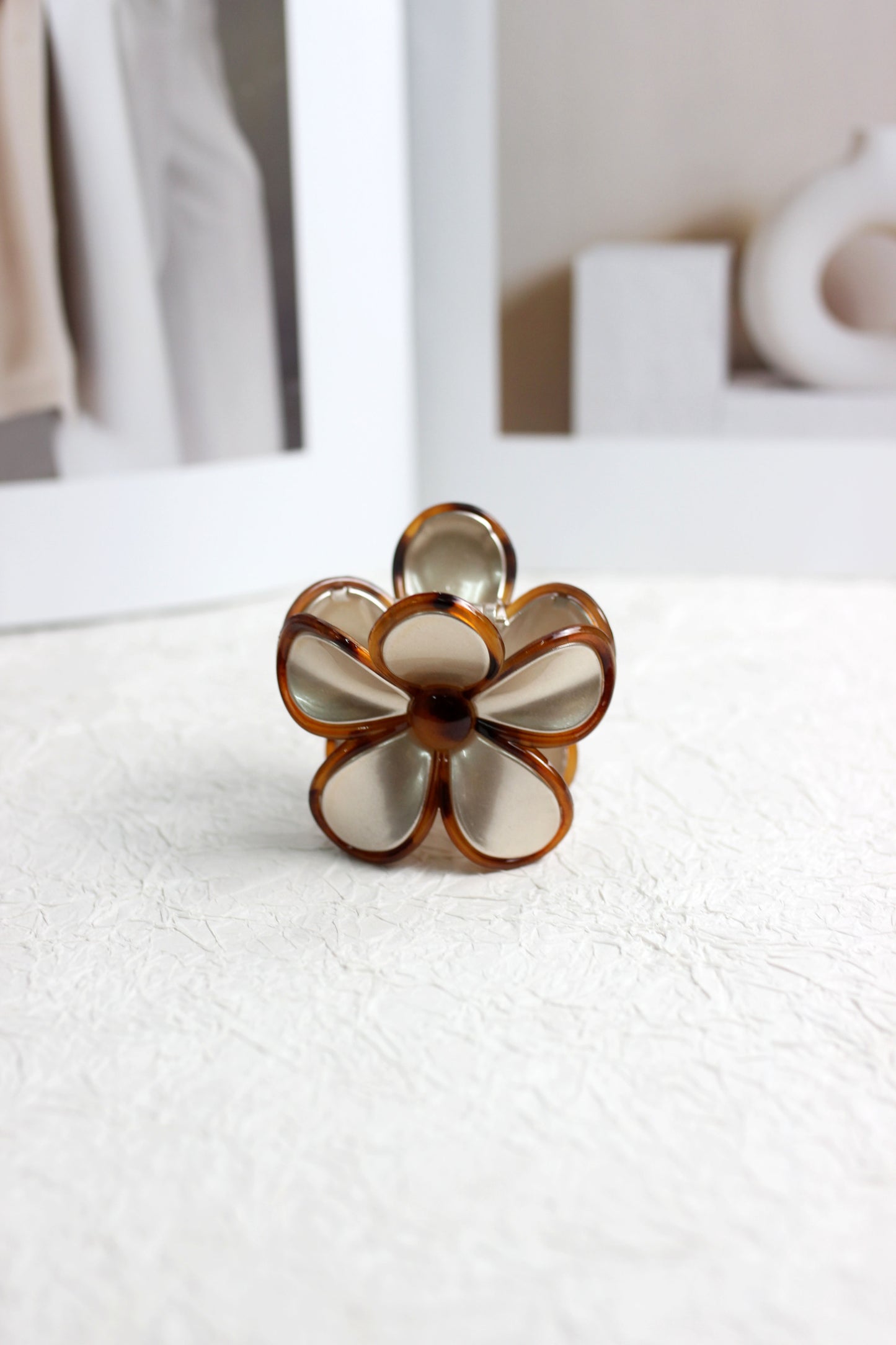 A2503ST57645 - Retro Floral Acrylic Hair Claw Clip