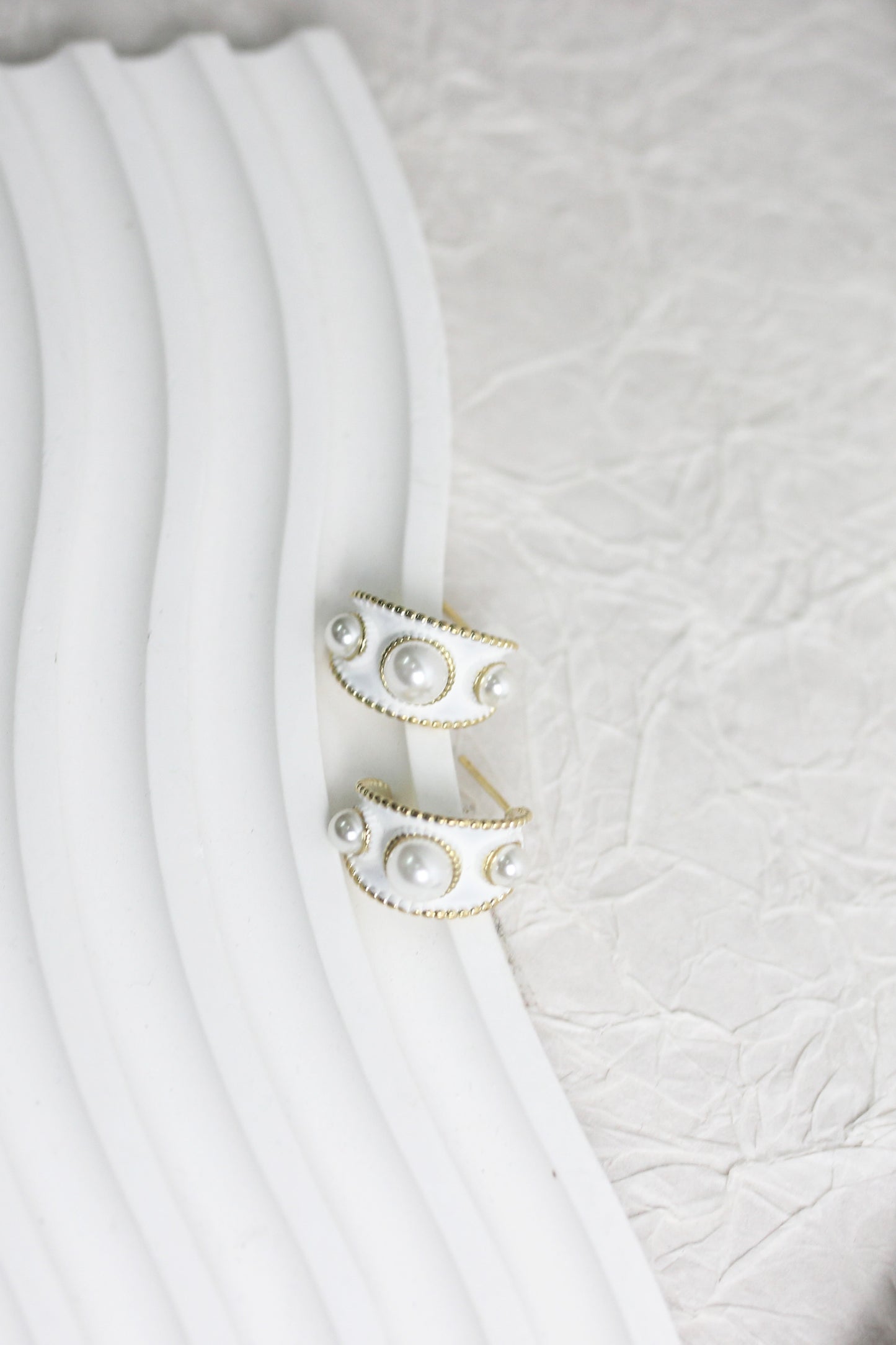 A2503XYDZ68790 - Vintage-Inspired Half Hoop Pearl Earrings