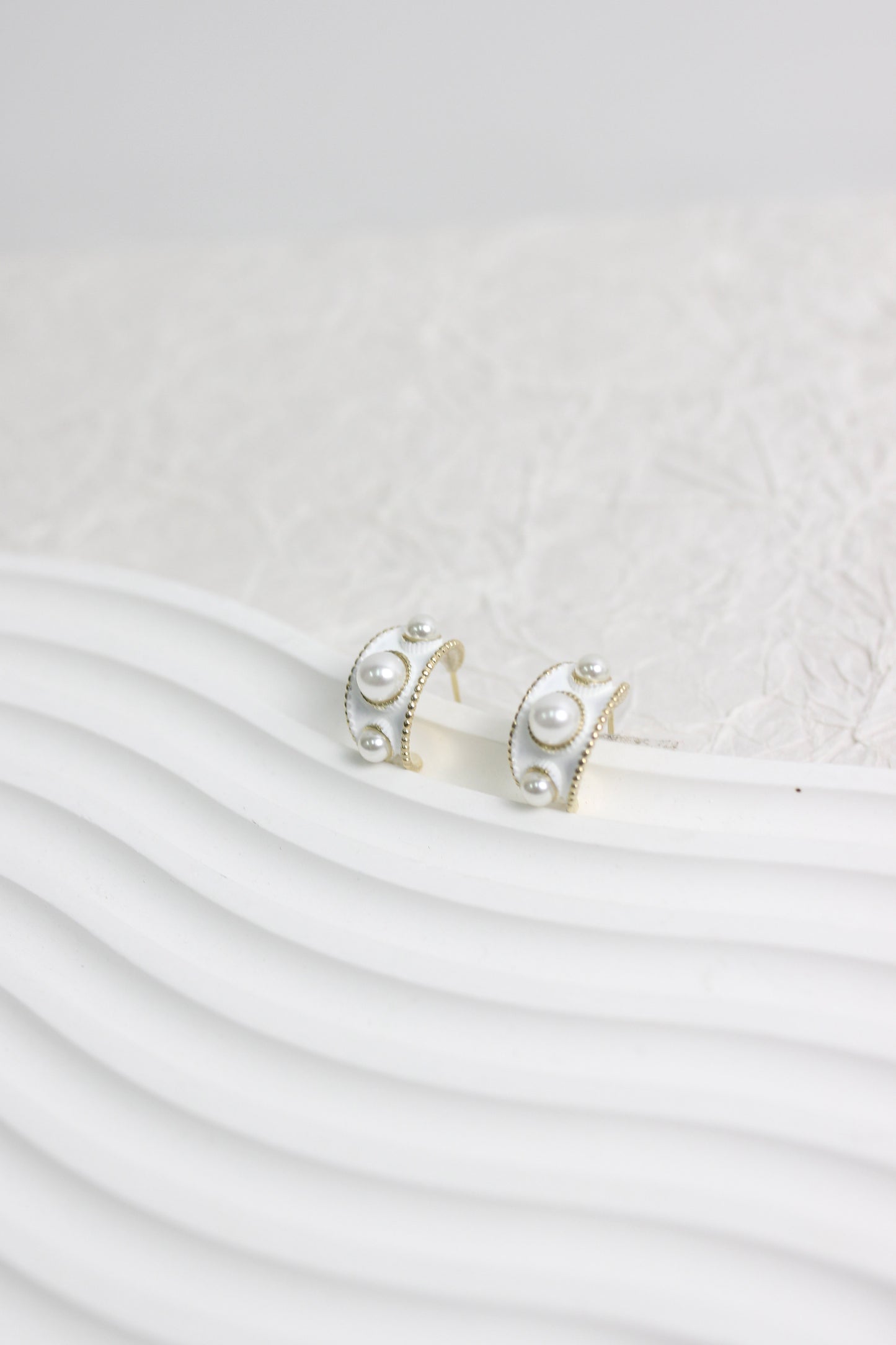 A2503XYDZ68790 - Vintage-Inspired Half Hoop Pearl Earrings
