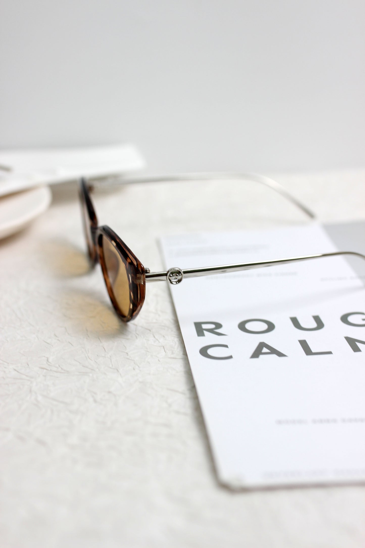 A2504AOR27461 - Retro Cat-Eye Sunglasses with Metal Temples