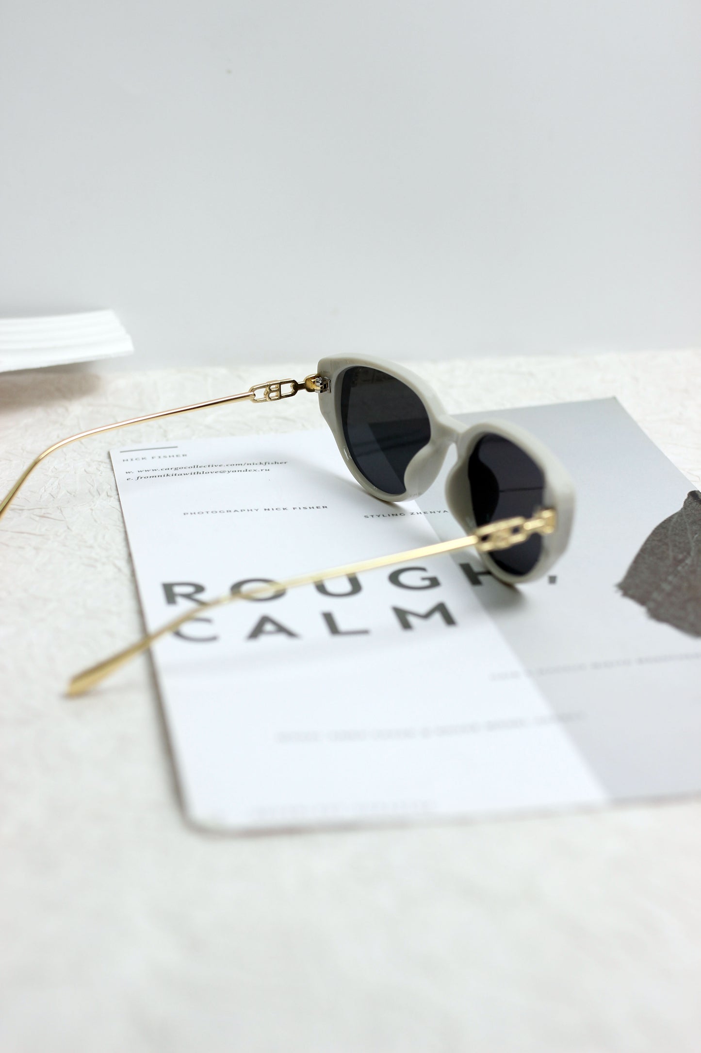 A2504AOR57829 - Chic Oval Cat-Eye Sunglasses with Gold Temples