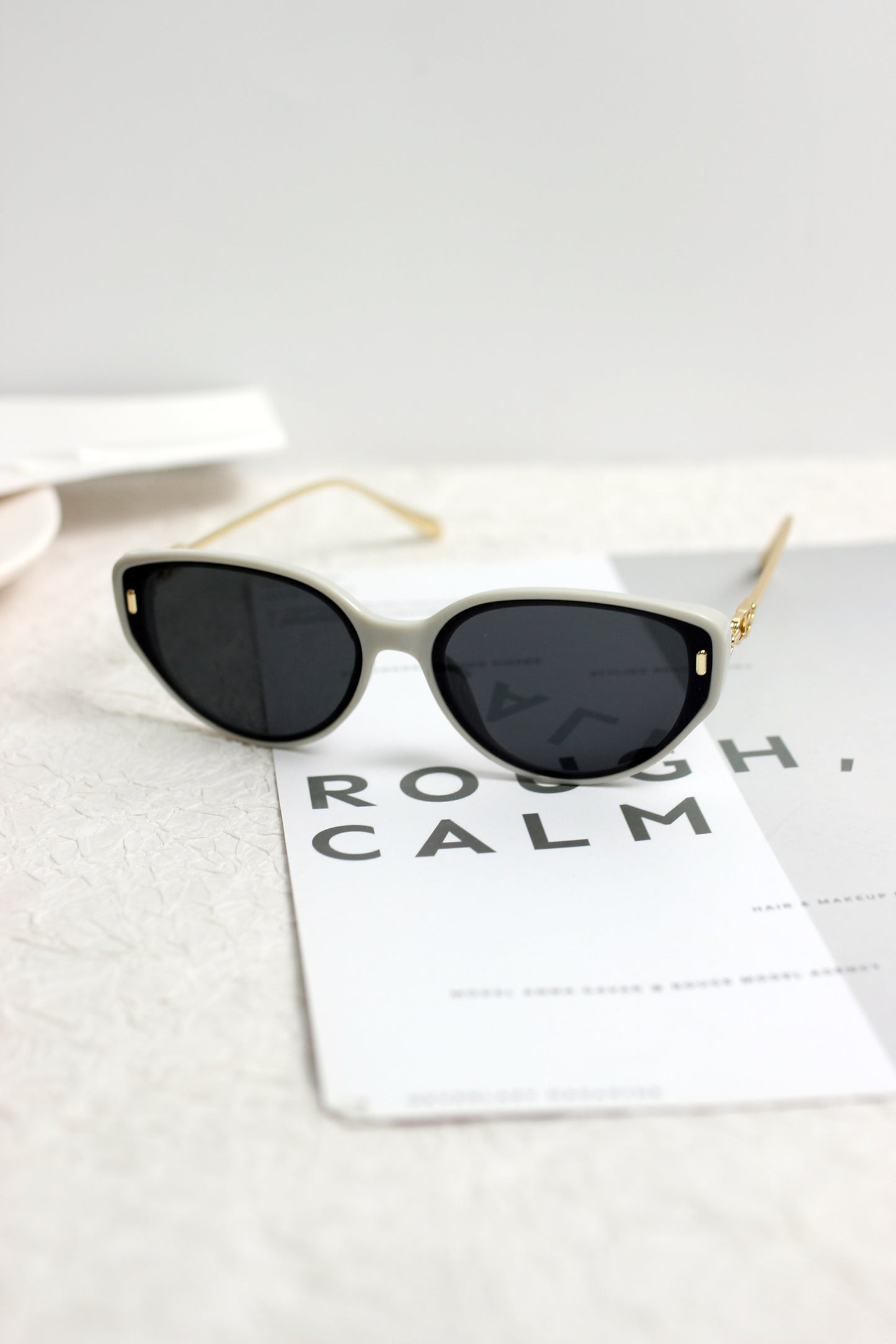A2504AOR57829 - Chic Oval Cat-Eye Sunglasses with Gold Temples