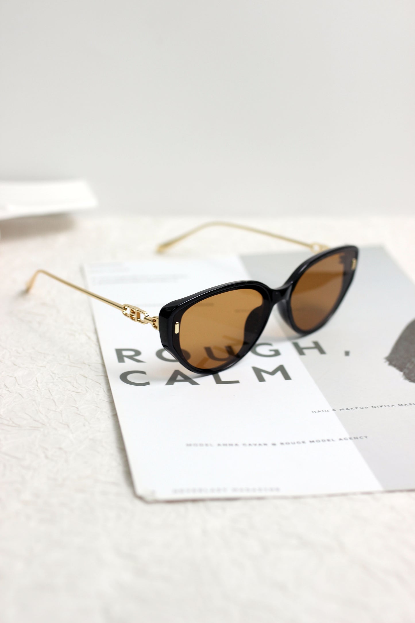 A2504AOR57829 - Chic Oval Cat-Eye Sunglasses with Gold Temples