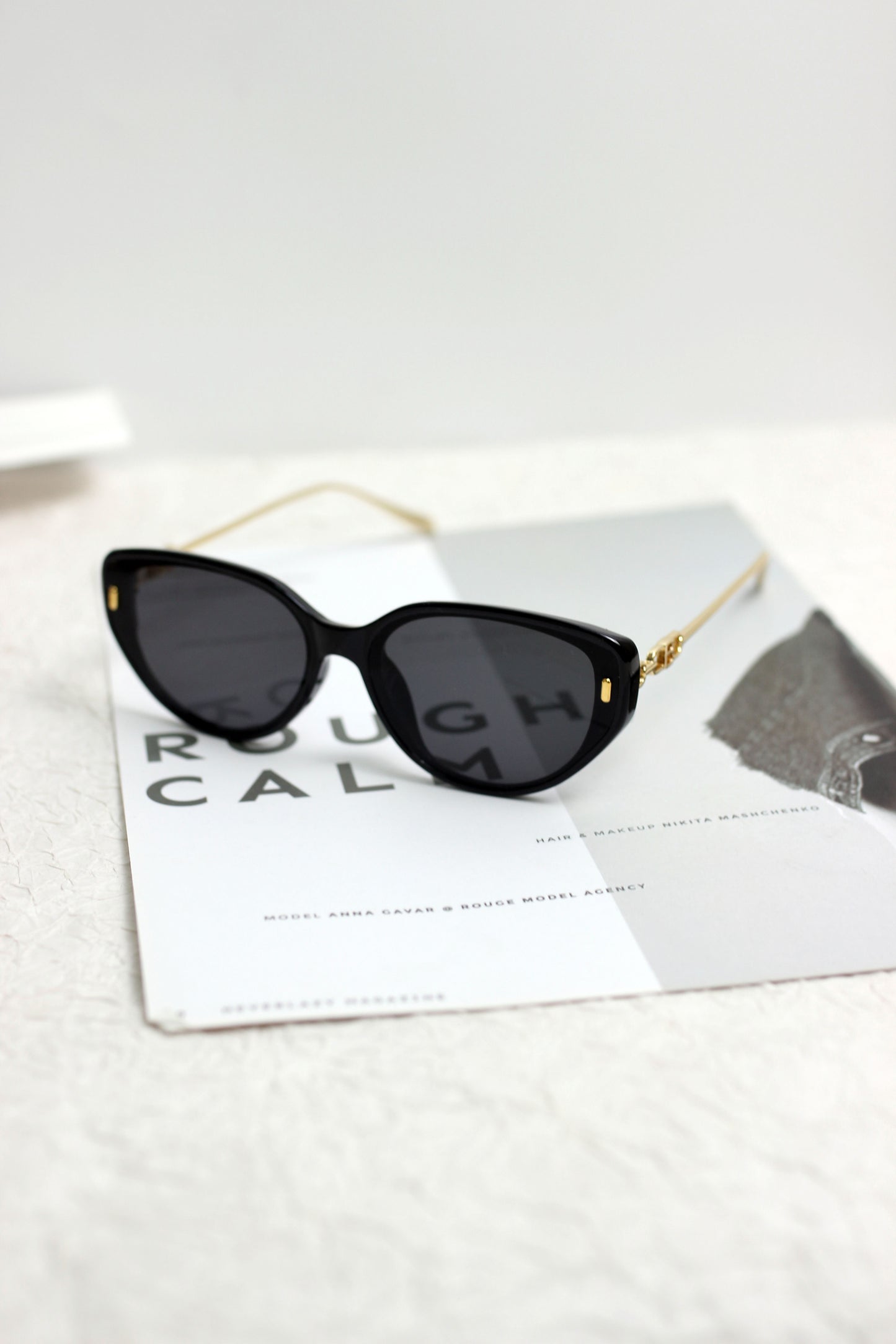 A2504AOR57829 - Chic Oval Cat-Eye Sunglasses with Gold Temples