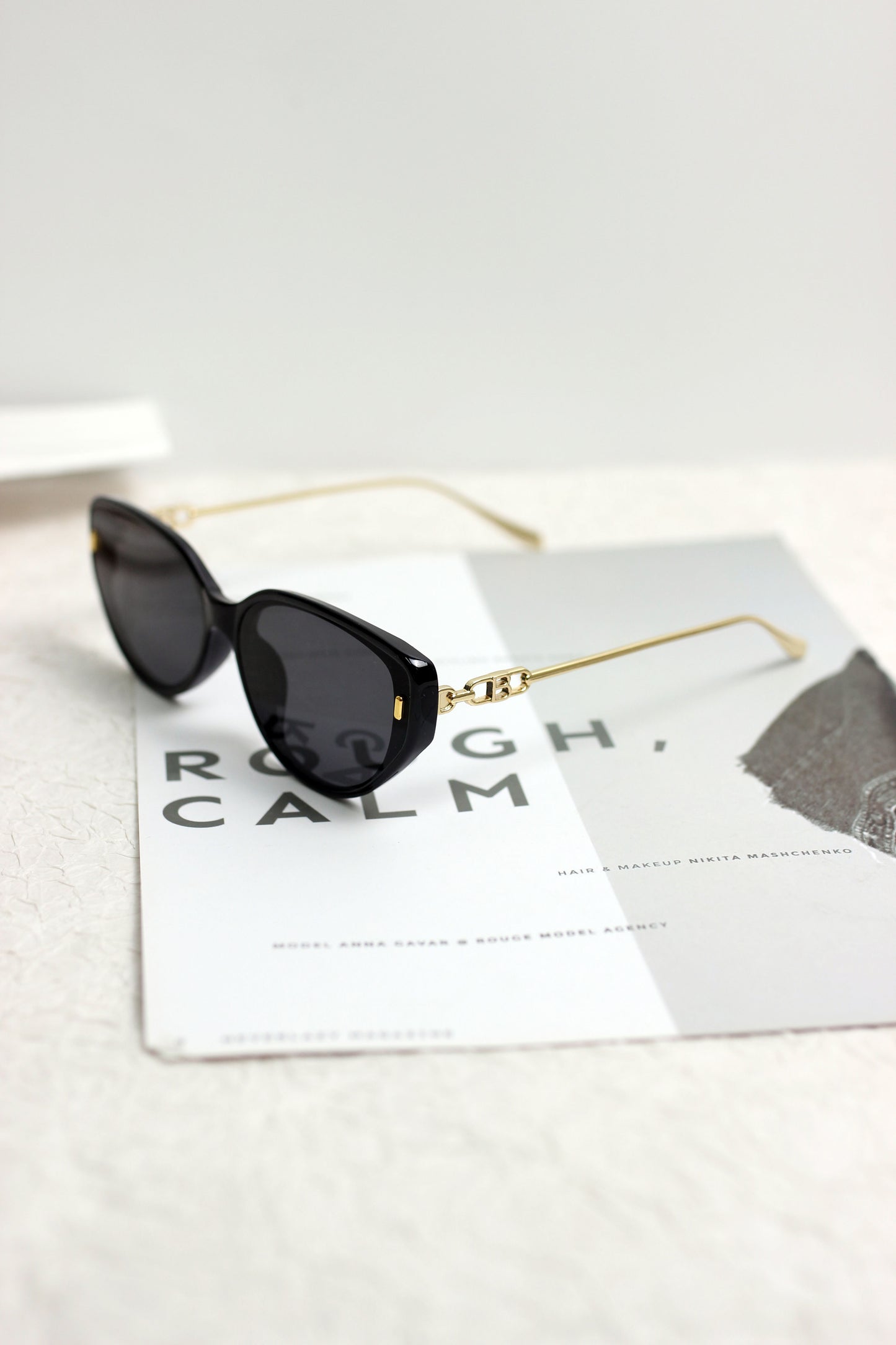 A2504AOR57829 - Chic Oval Cat-Eye Sunglasses with Gold Temples