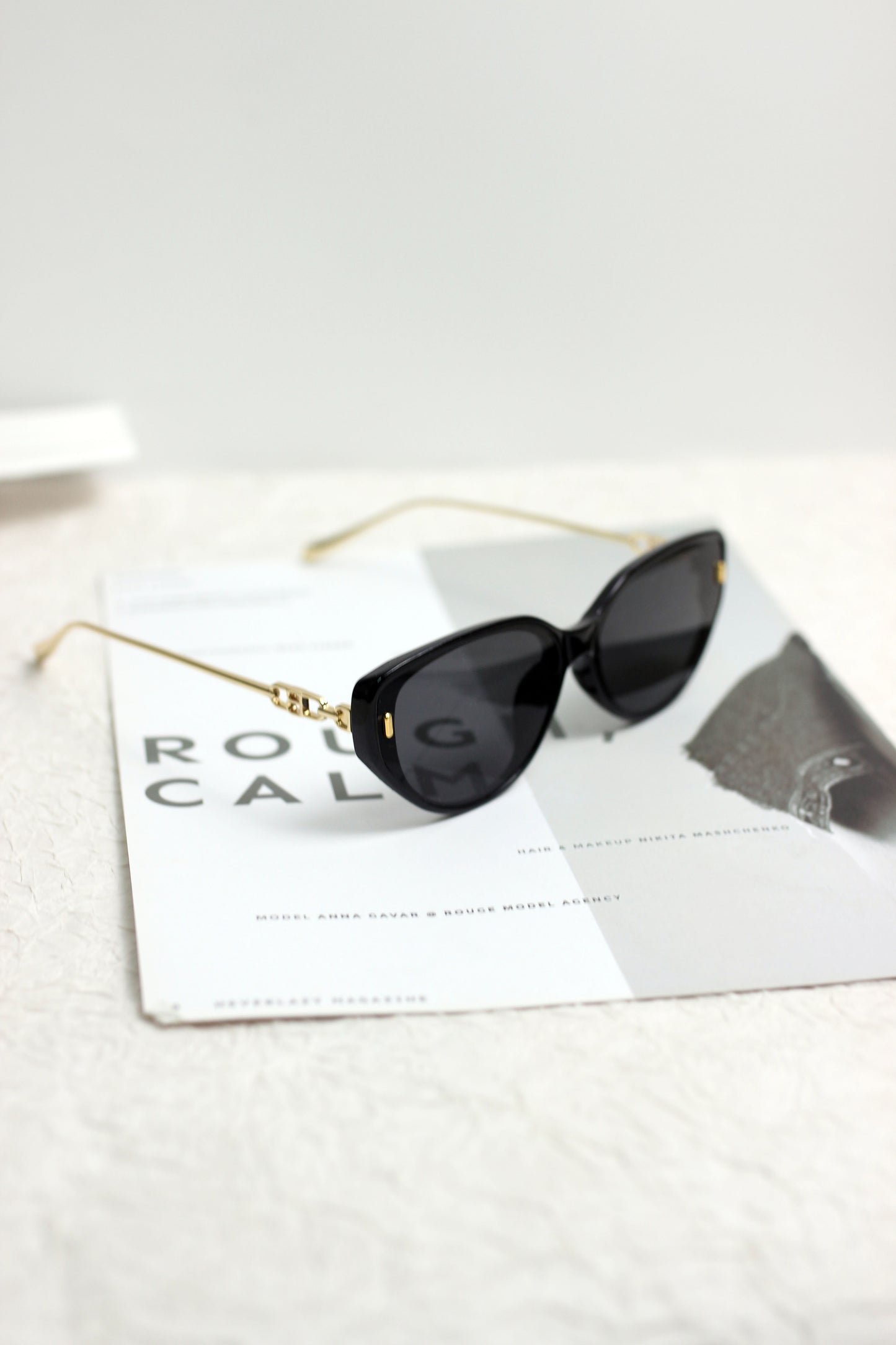 A2504AOR57829 - Chic Oval Cat-Eye Sunglasses with Gold Temples
