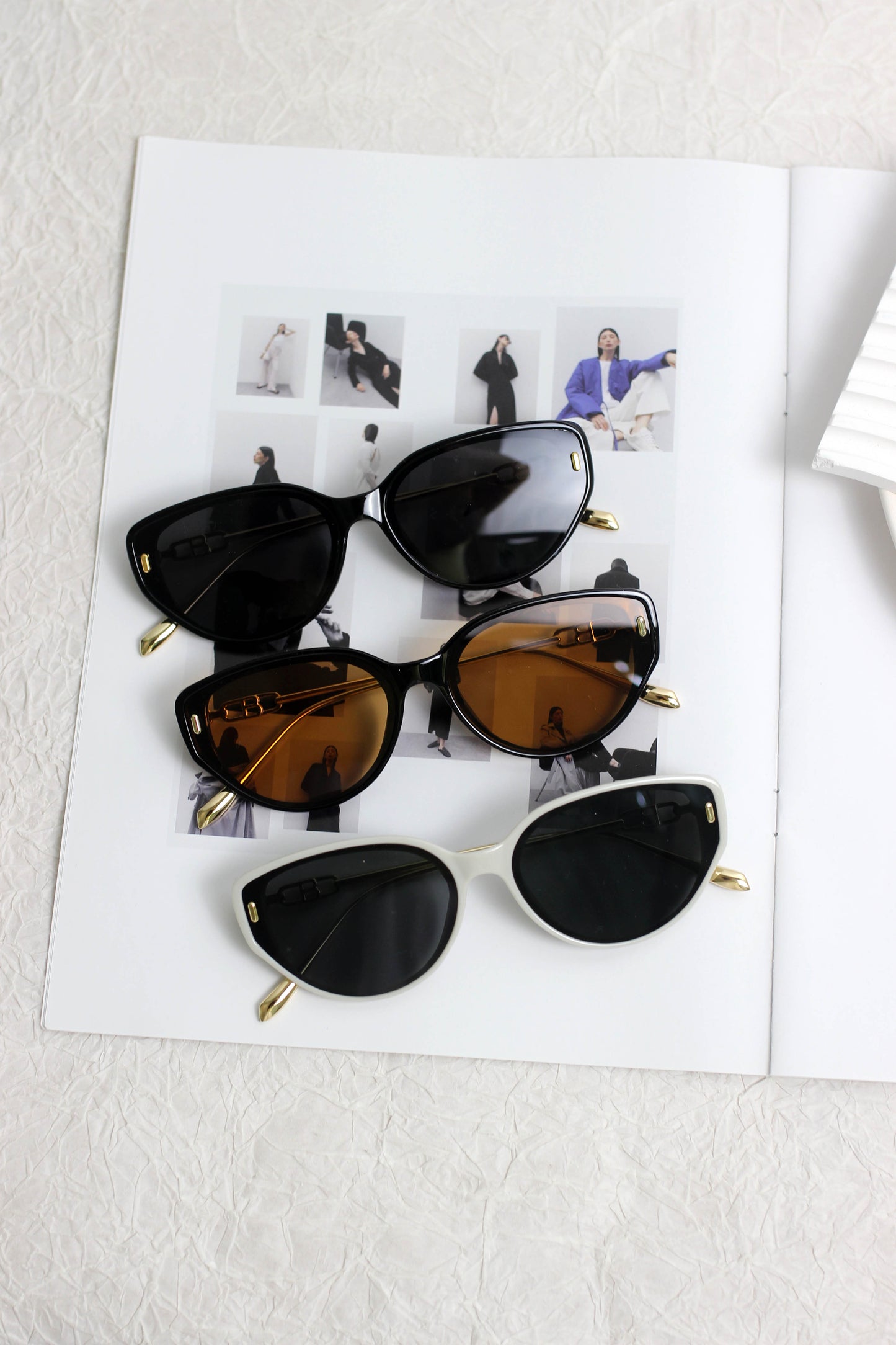 A2504AOR57829 - Chic Oval Cat-Eye Sunglasses with Gold Temples