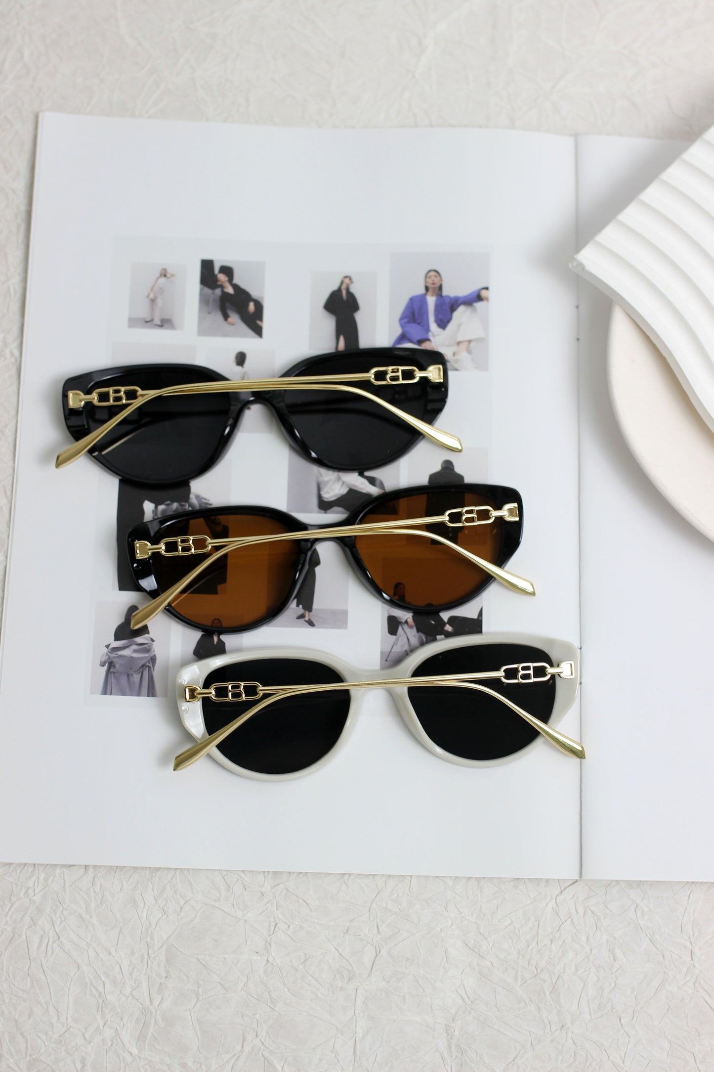 A2504AOR57829 - Chic Oval Cat-Eye Sunglasses with Gold Temples