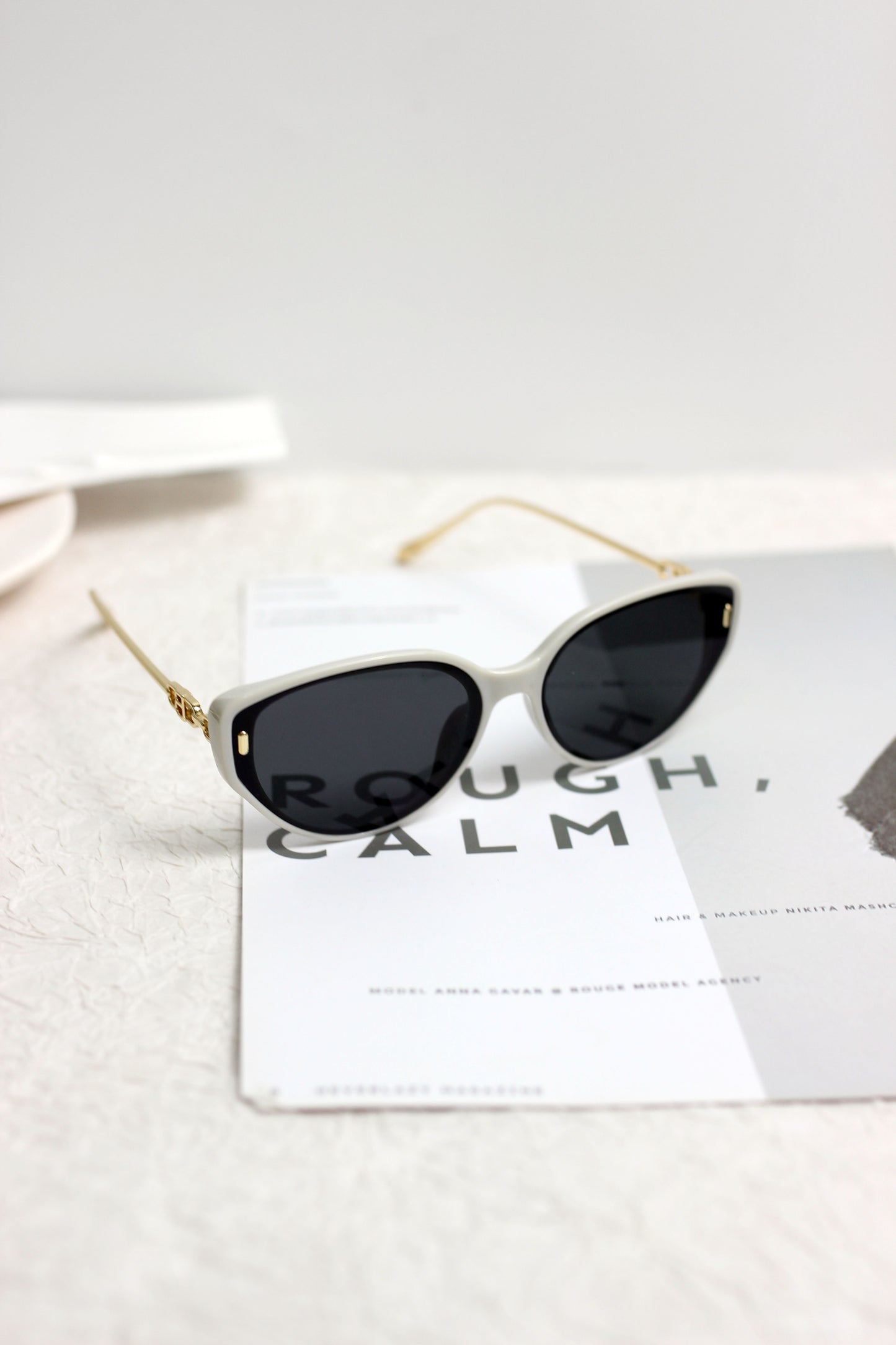 A2504AOR57829 - Chic Oval Cat-Eye Sunglasses with Gold Temples