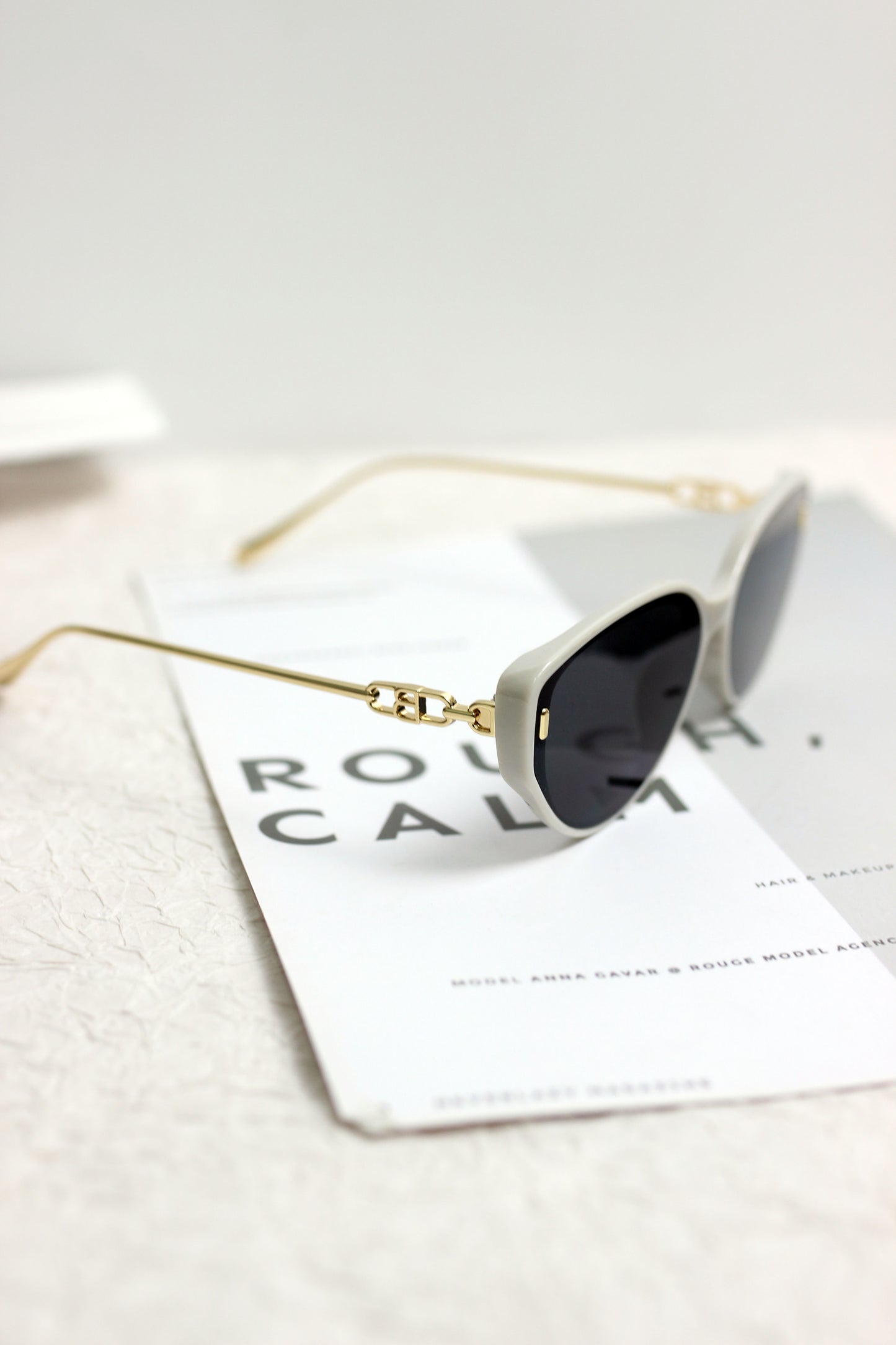 A2504AOR57829 - Chic Oval Cat-Eye Sunglasses with Gold Temples