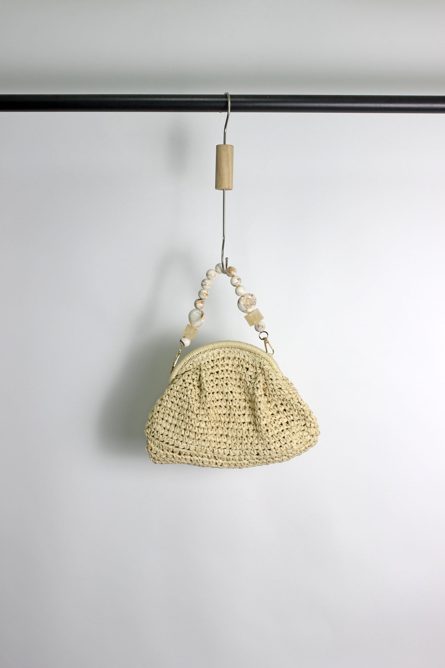 A2505HH36425 - Beaded Handle Woven Raffia Clutch Bag