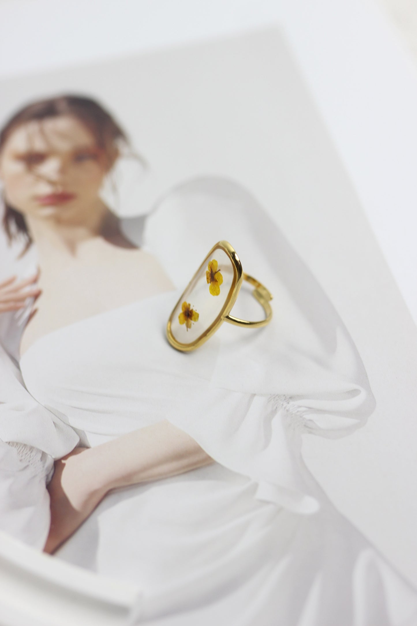 A2505MJ20056 - Dried Flower Acrylic Open Ring