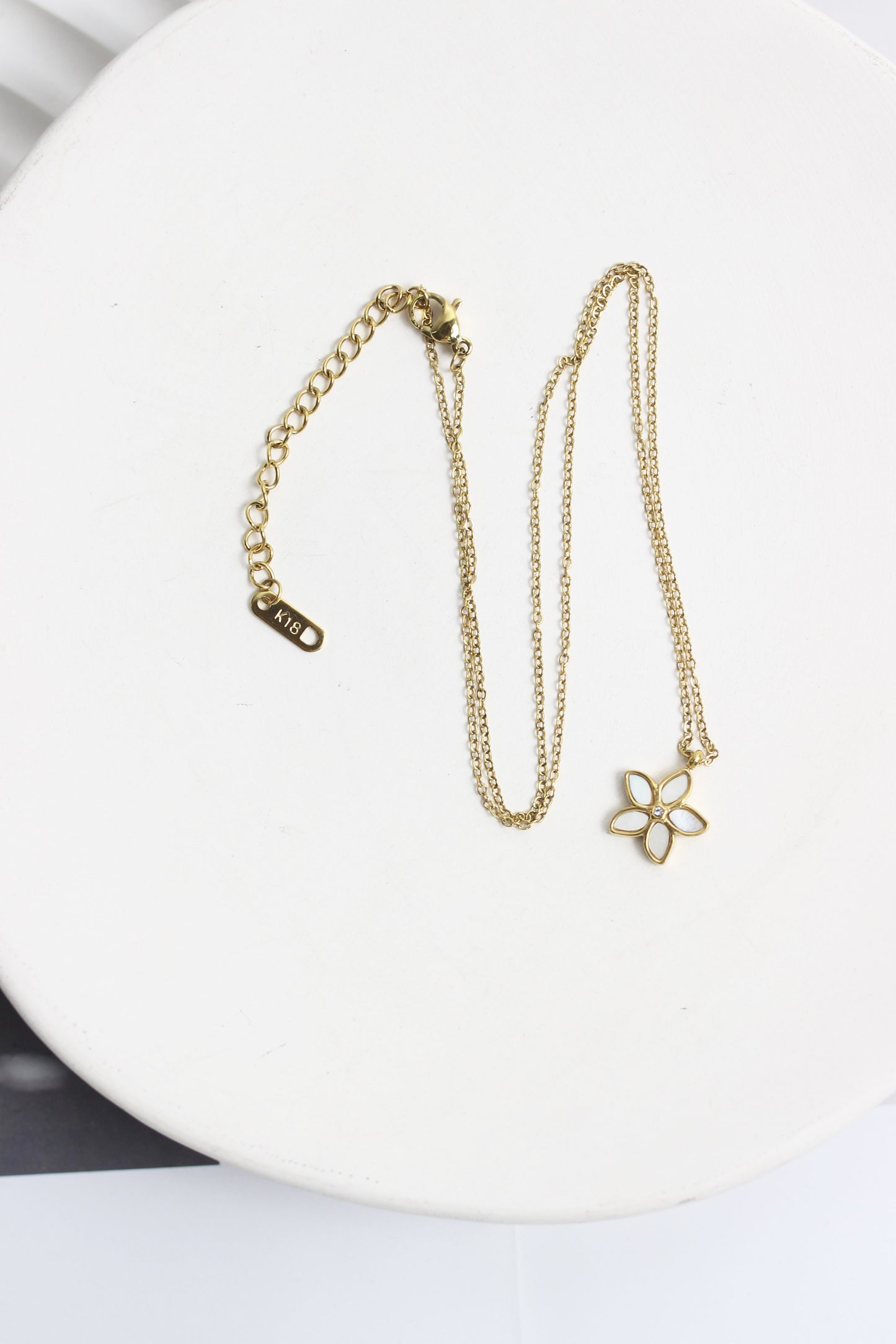 A2505MJ27583 - Flower Pendant Necklace
