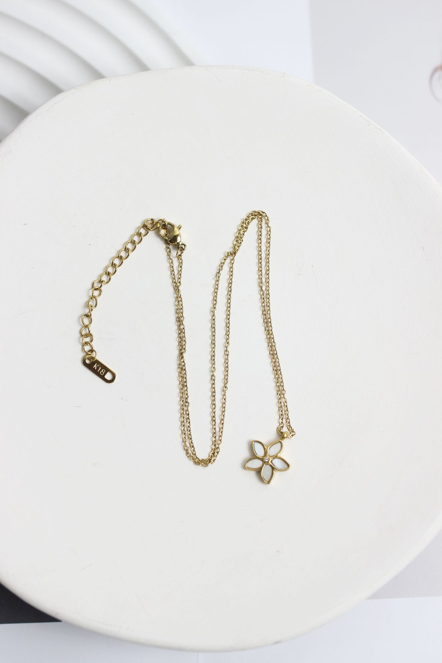 A2505MJ27583 - Flower Pendant Necklace